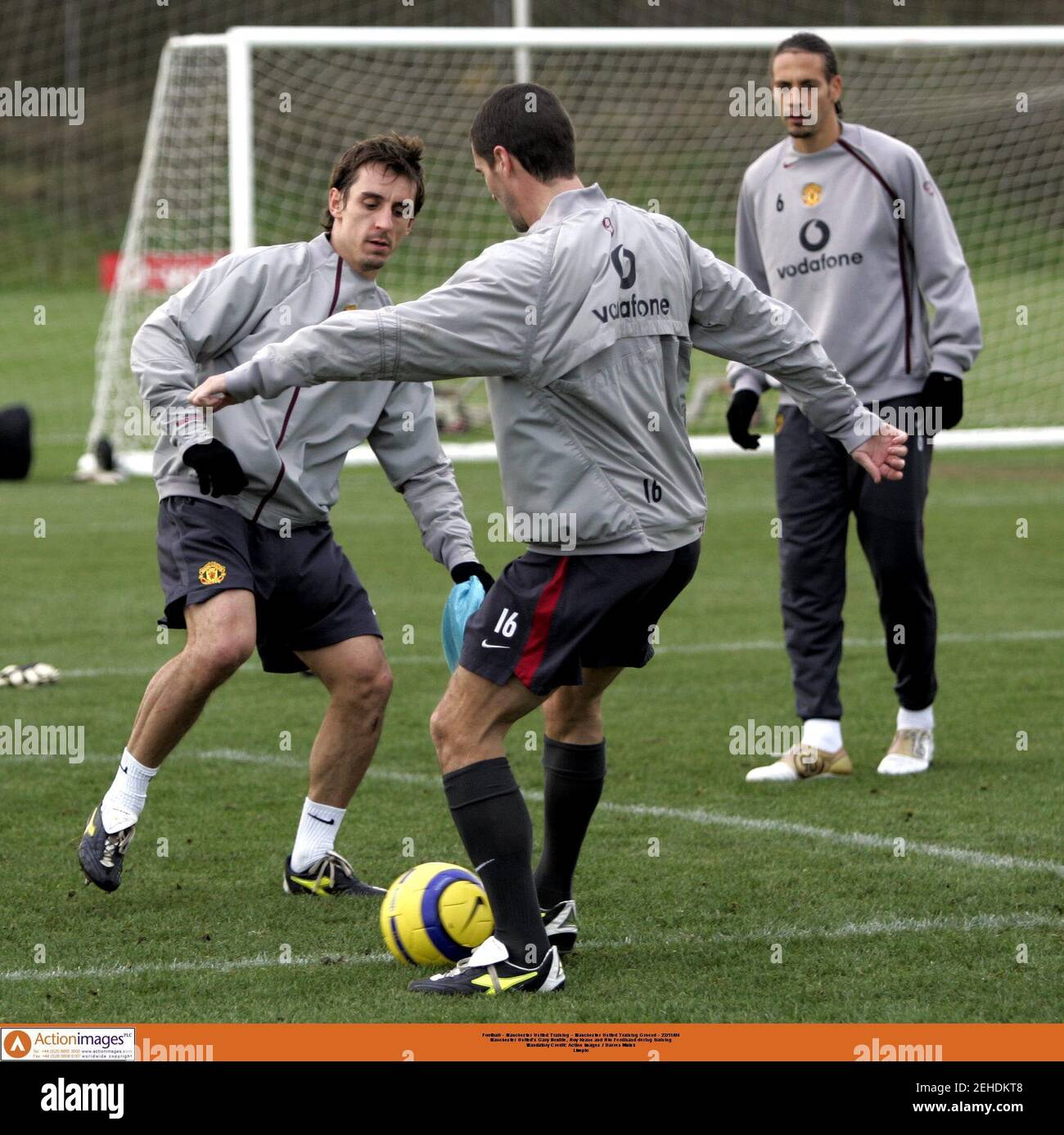 Football - Manchester United Training - Manchester United Training Ground -  22/11/04 Manchester United's Gary Neville, Roy Keane and Rio Ferdinand  during training Mandatory Credit: Action Images / Darren Walsh Livepic  Stock Photo - Alamy