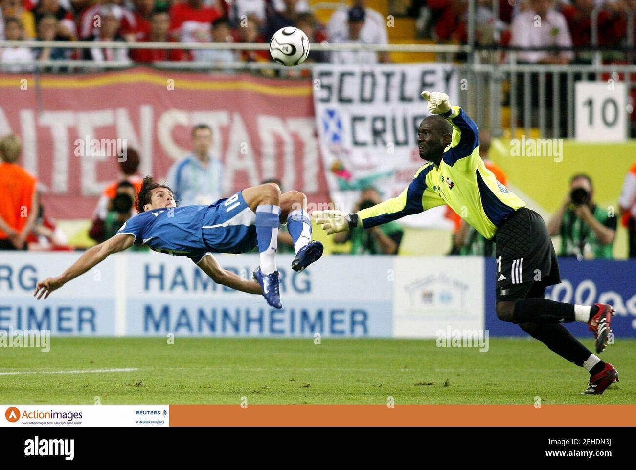 [Imagen: football-paraguay-v-trinidad-tobago-2006...EHDN3J.jpg]