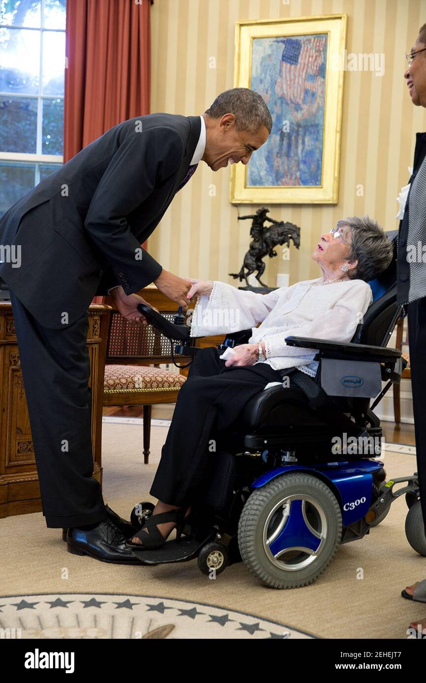 President Barack Obama greets Alyce Dixon, the oldest living African  American World War II veteran, in the Oval Office, Oct. 27, 2014 Stock  Photo - Alamy, image size:866x1390