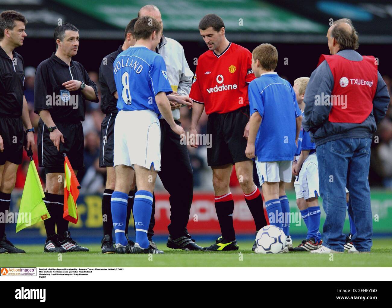 Football - FA Barclaycard Premiership , Ipswich Town v Manchester United ,  27/4/02 Man United's Roy Keane and Ipswich's Matt Holland Mandatory  Credit:Action Images / Rudy Lhomme Digital Stock Photo - Alamy