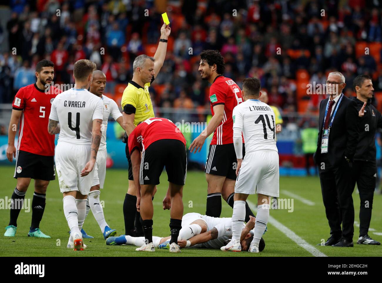 Soccer Football - World Cup - Group A - Egypt vs Uruguay - Ekaterinburg Arena, Yekaterinburg, Russia - June 15, 2018   Egypt's Ahmed Hegazi is shown a yellow card by referee Bjorn Kuipers after a challenge on Uruguay's Luis Suarez     REUTERS/Damir Sagolj Stock Photo