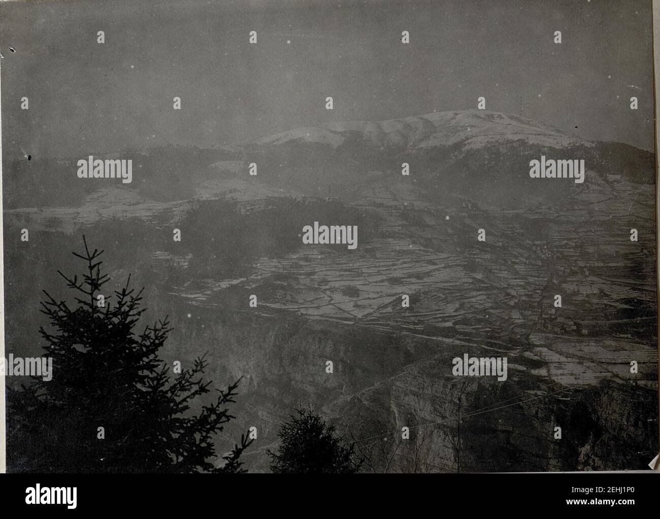 Panorama, Enego mit Monte Lisser. Standpunkt Col di Gallo. (2 Teilbild zu WK1 ALB083 24415a) Stock Photo