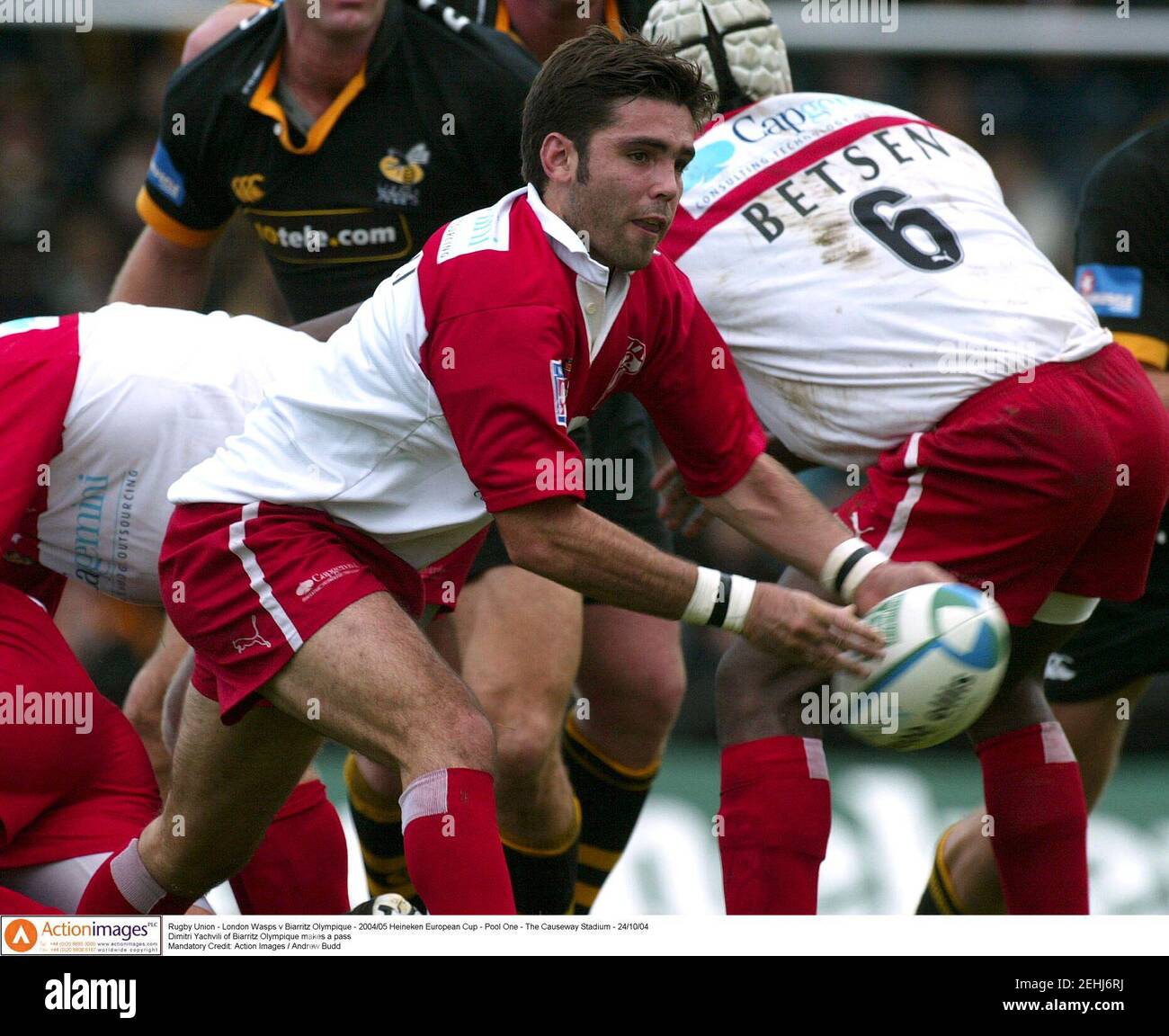 Rugby Union - London Wasps v Biarritz Olympique - Heineken European Cup 04/05 - Pool One - The Causeway Stadium - 24/10/04  Dimitri Yachvili of Biarritz Olympique makes a pass  Mandatory Credit: Action Images / Andrew Budd Stock Photo