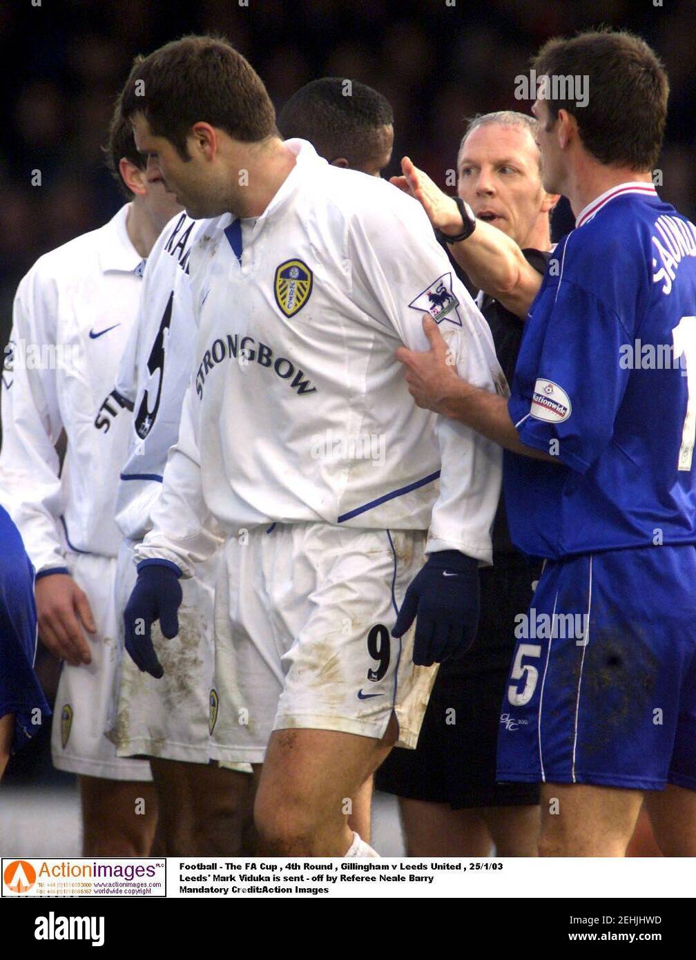Football - The FA Cup , 4th Round , Gillingham v Leeds United , 25/1/03  Leeds' Mark Viduka is sent - off by Referee Neale Barry  Mandatory Credit:Action Images Stock Photo