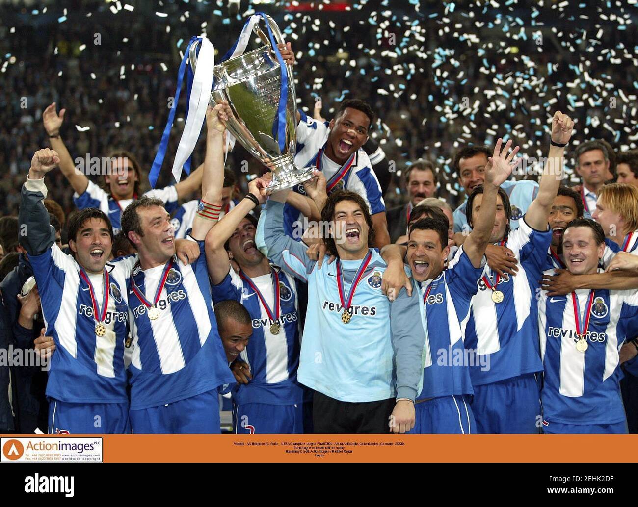 Football - AS Monaco v FC Porto - UEFA Champions League Final 03/04 - Arena  AufSchalke, Gelsenkirchen, Germany - 26/5/04 Porto players celebrate with  the trophy Mandatory Credit: Action Images / Michael Regan Livepic Stock  Photo - Alamy