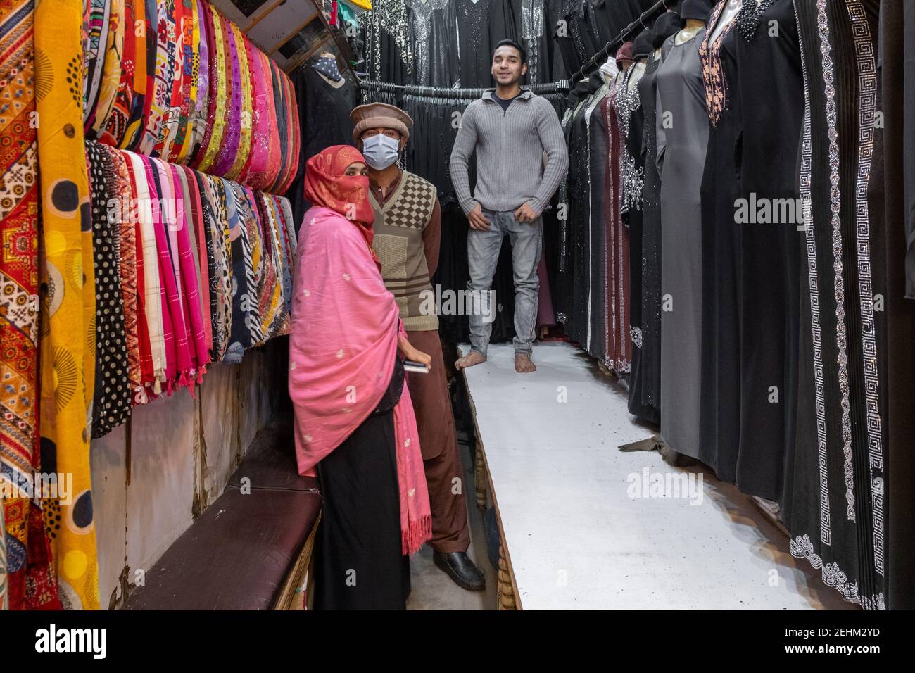 Shopkeeper and Clients, Hussain Aghai Bazar, Multan, Punjab, Pakistan Stock Photo