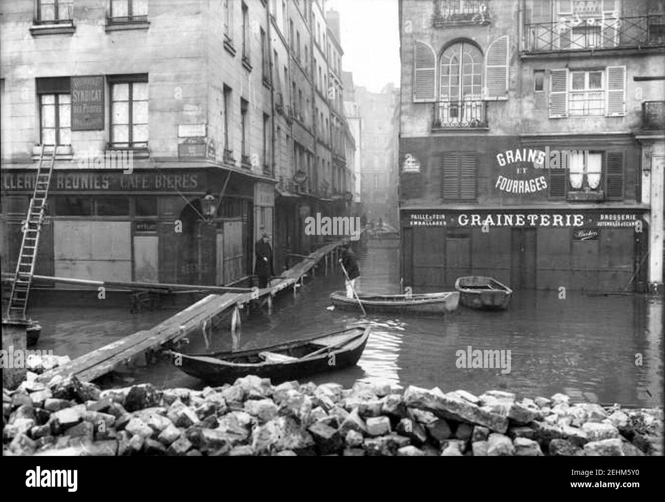 Paris 1910 Inondation quai des Grands-Augustins et rue Gît-le-Cœur. Stock Photo