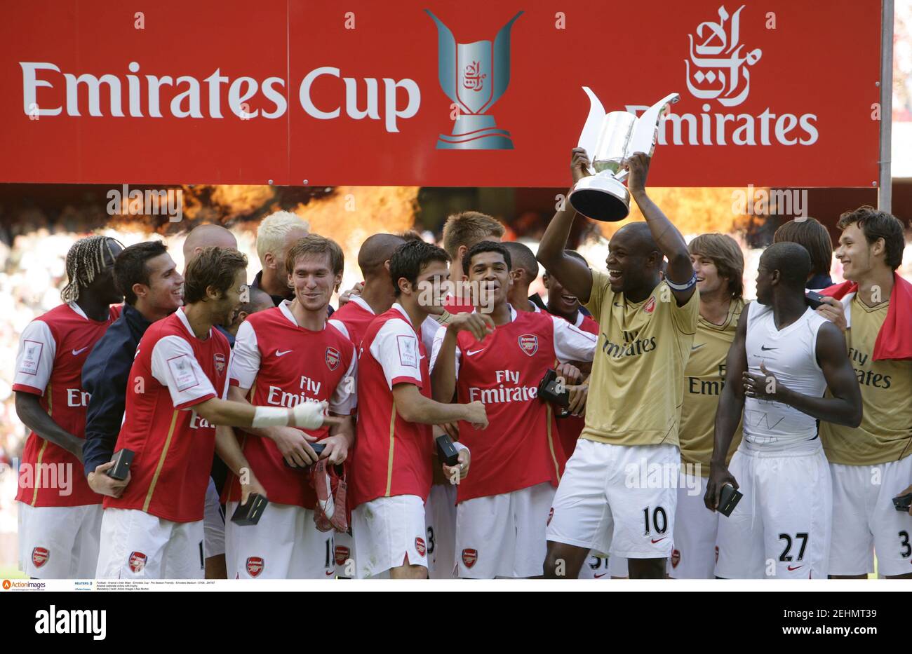 Football - Arsenal v Inter Milan - Emirates Cup - Pre Season Friendly - Emirates  Stadium - 07/08 , 29/7/07 Arsenal celebrate victory with trophy Mandatory  Credit: Action Images / Alex Morton Stock Photo - Alamy