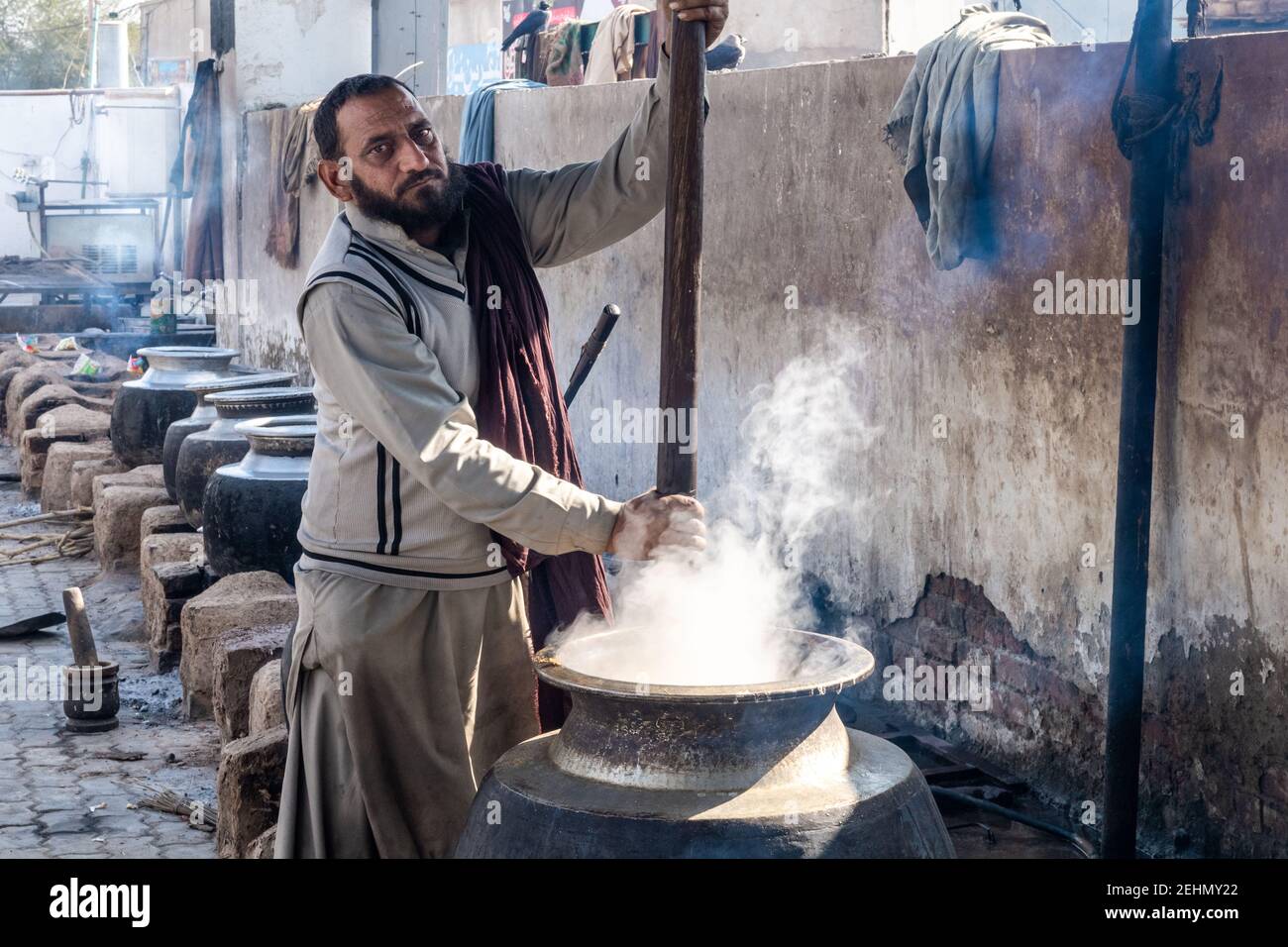 Preparing Food For the Pilgrims At Darbar Hazrat Sultan Bahoo, Basti Samundri, Ahmedpur Sial, Punjab, Pakistan Stock Photo