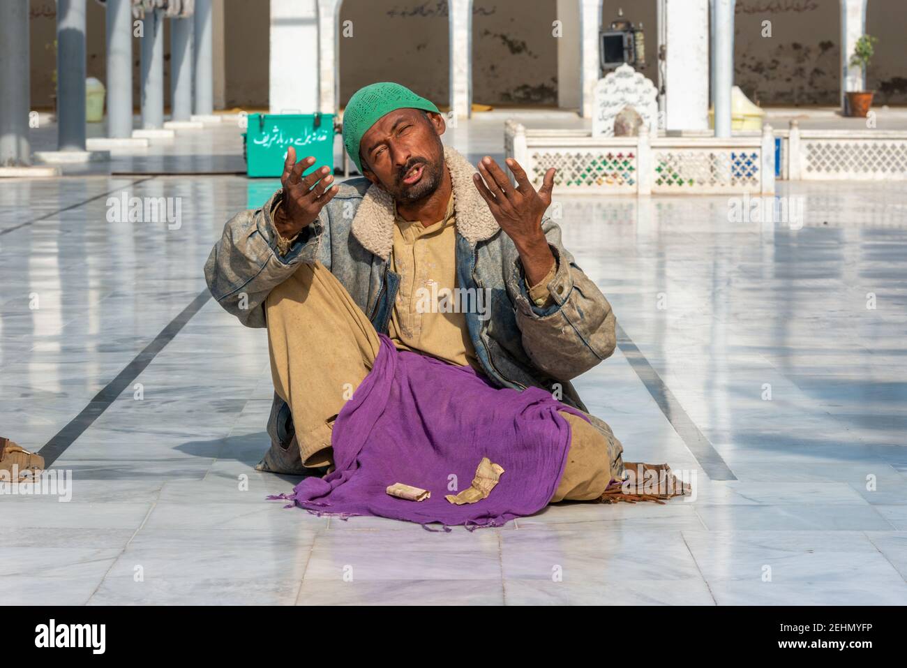 Man Singing Qawwali At Darbar Hazrat Sultan Bahoo, Basti Samundri, Ahmedpur Sial, Punjab, Pakistan Stock Photo