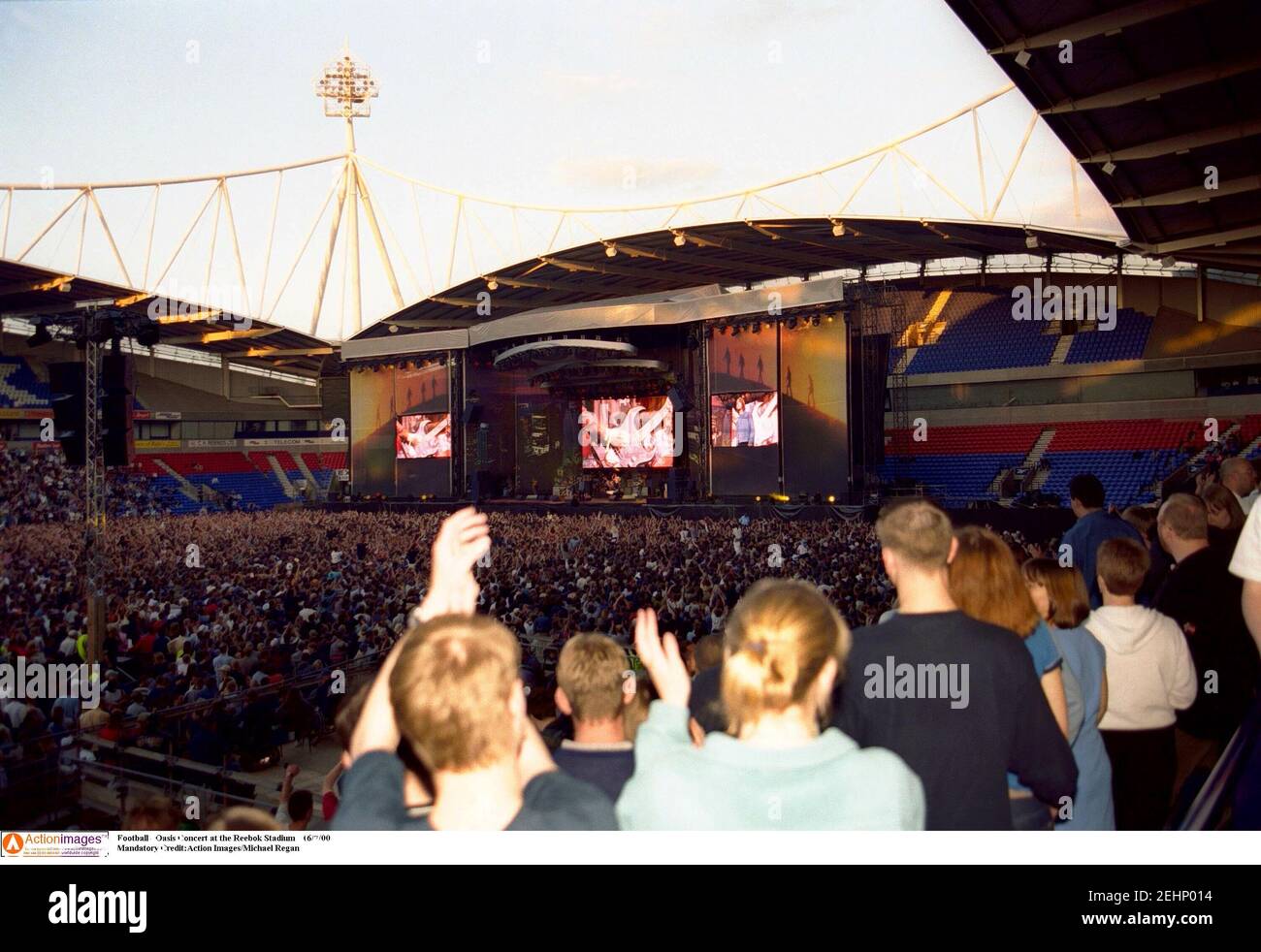 Football - Oasis Concert at the Reebok Stadium - 16/7/00 Mandatory  Credit:Action Images/Michael Regan Noel Gallagher Stock Photo - Alamy
