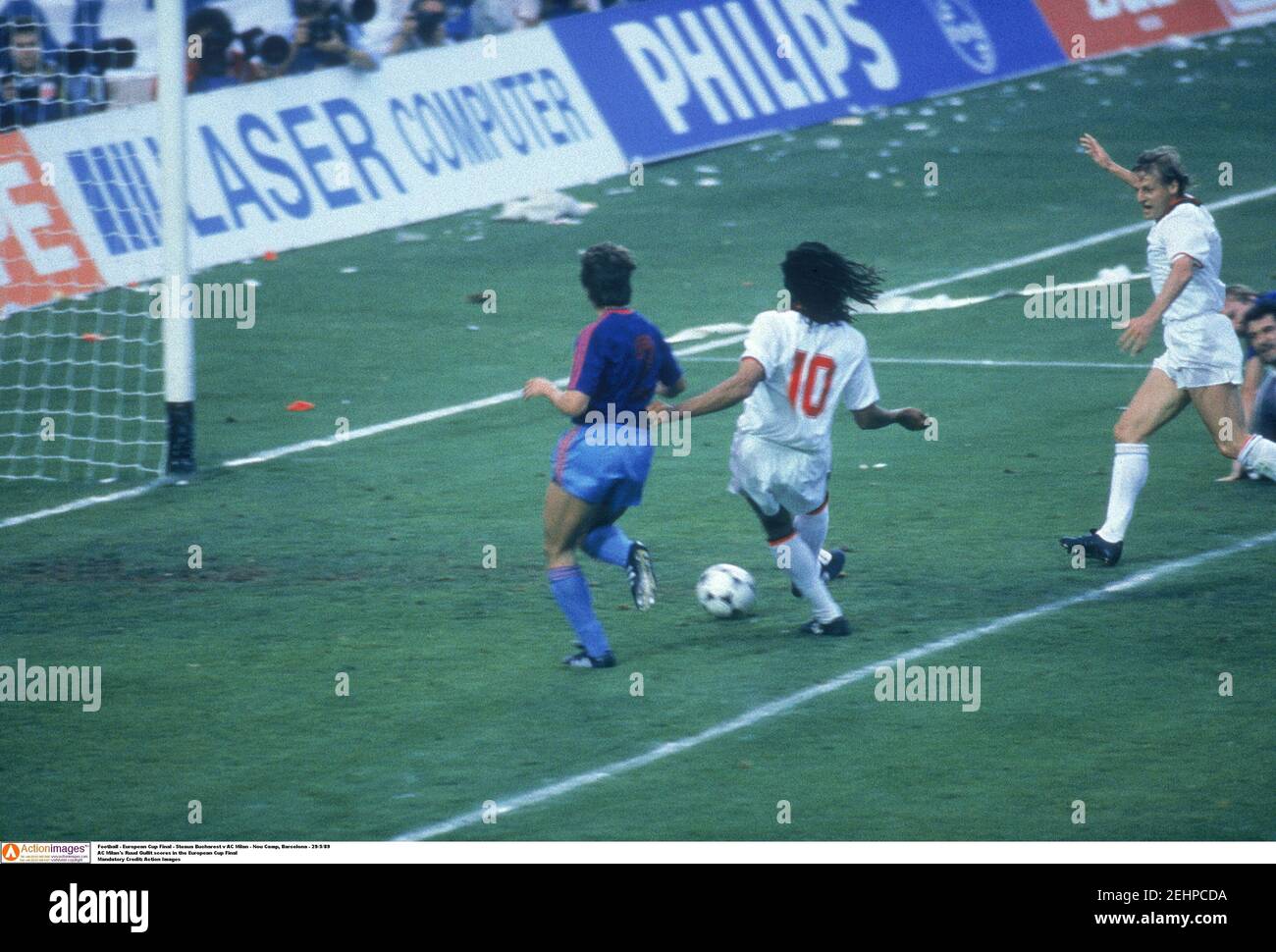 Football - European Cup Final - Steaua Bucharest v AC Milan - Nou Camp,  Barcelona - 29/5/89 AC Milan's Ruud Gullit scores in the European Cup Final  Mandatory Credit: Action Images Stock Photo - Alamy