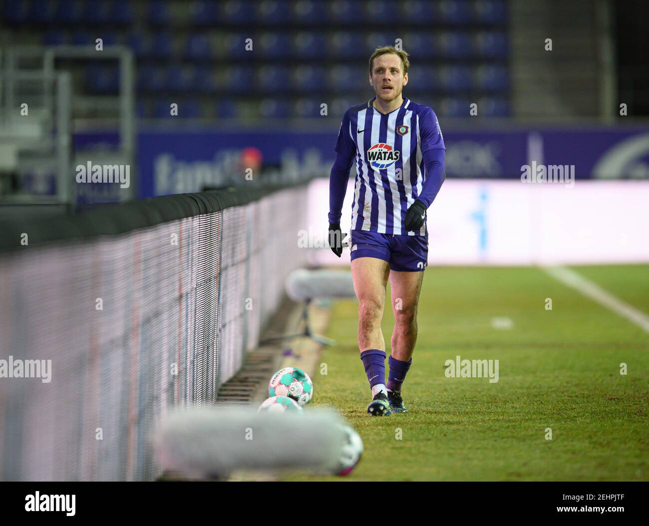 Aue, Germany. 19th Feb, 2021. Football: 2. Bundesliga, FC Erzgebirge Aue - VfL Bochum, Matchday 22, at Erzgebirgsstadion. Aue's Ben Zolinski runs along the sidelines after his substitution. Credit: Robert Michael/dpa-Zentralbild/dpa - IMPORTANT NOTE: In accordance with the regulations of the DFL Deutsche Fußball Liga and/or the DFB Deutscher Fußball-Bund, it is prohibited to use or have used photographs taken in the stadium and/or of the match in the form of sequence pictures and/or video-like photo series./dpa/Alamy Live News Stock Photo