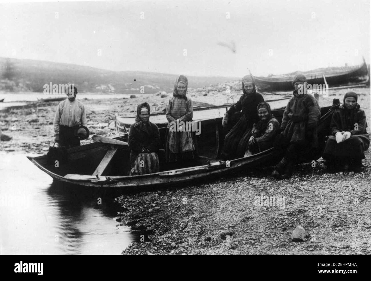Pasvik-skoltesamer i robåt, Sør- Varanger, Finnmark, på vei til sin laksefiskeplass i Bøkfjord Stock Photo