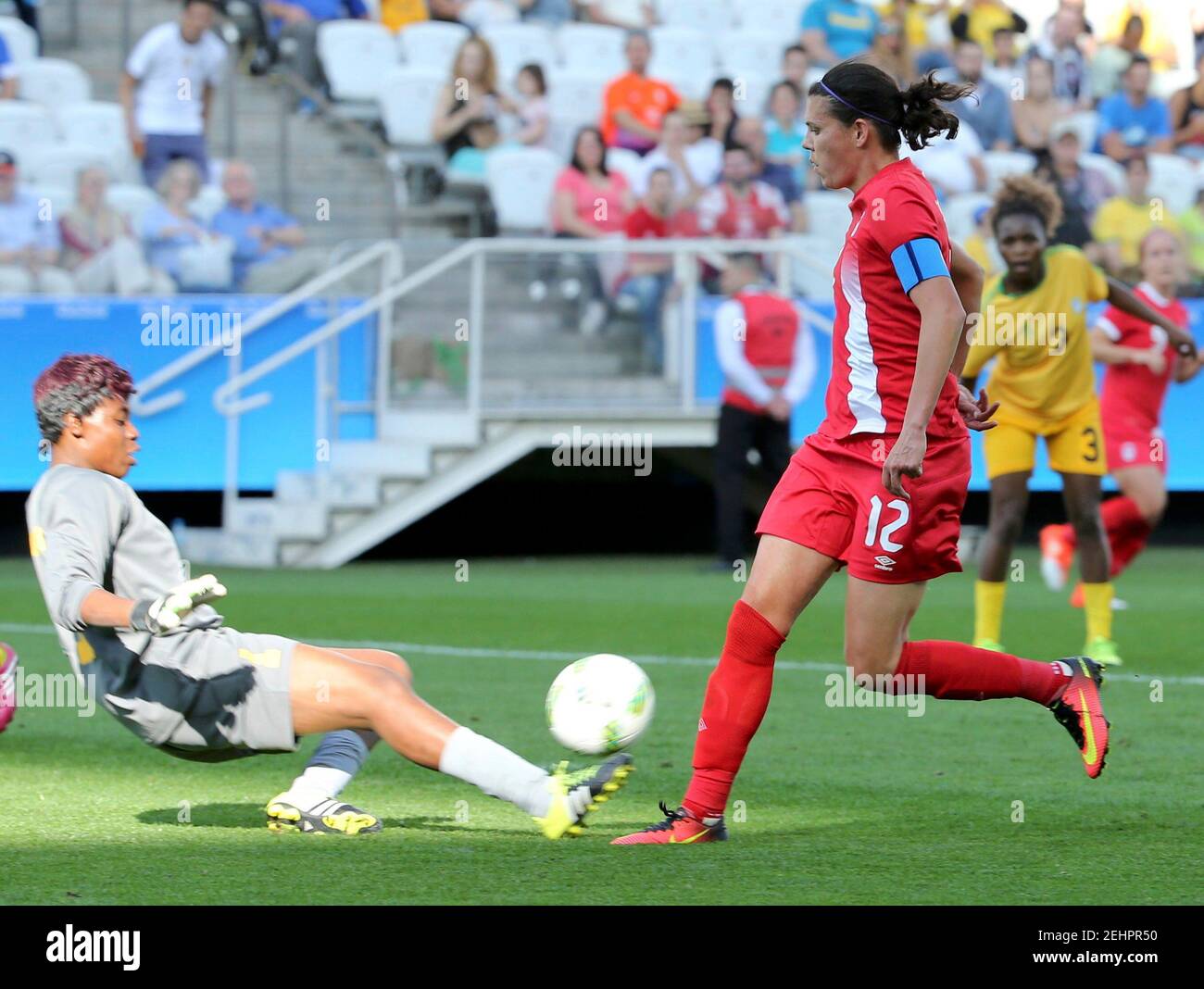 2016 Rio Olympics - Soccer - Preliminary - Women's First Round - Group F Canada v Zimbabwe - Corinthians Arena - Sao Paulo, Brazil - 06/08/2016. Christine Sinclair (CAN) of Canada and Goalkeeper Chido Dzingirai (ZIM) of Zimbabwe in action. REUTERS/Paulo Whitaker FOR EDITORIAL USE ONLY. NOT FOR SALE FOR MARKETING OR ADVERTISING CAMPAIGNS.   Picture Supplied by Action Images Stock Photo