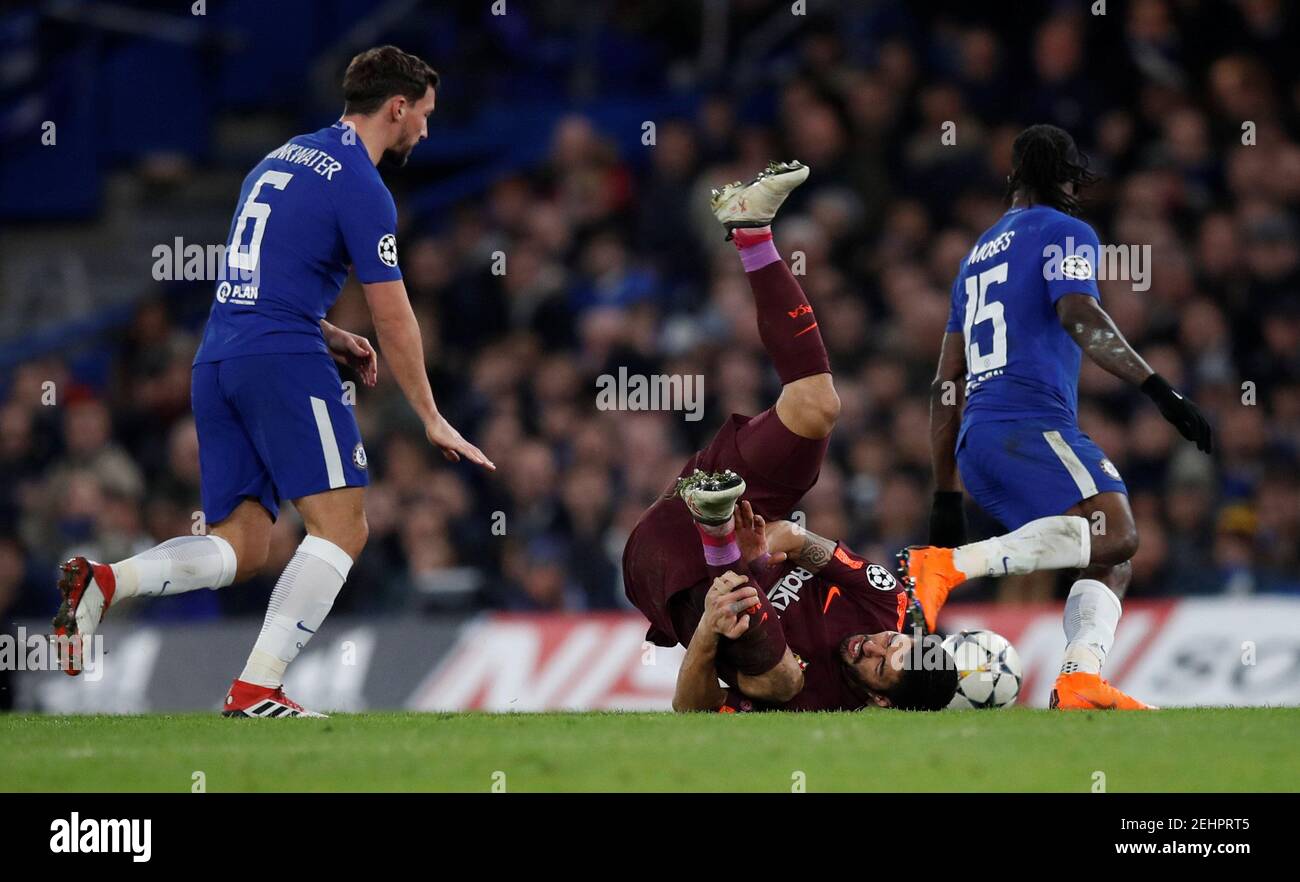Soccer Football - Champions League Round of 16 First Leg - Chelsea vs FC Barcelona - Stamford Bridge, London, Britain - February 20, 2018   Barcelona’s Luis Suarez is challenged by Chelsea’s Danny Drinkwater and Victor Moses    REUTERS/Eddie Keogh Stock Photo
