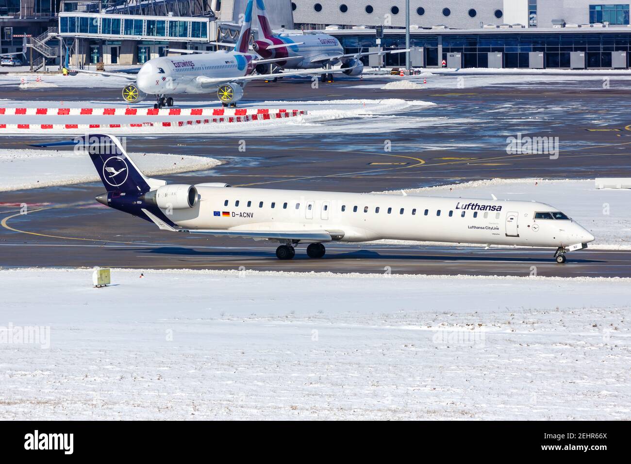 Crj 900 hi-res stock photography and images - Alamy