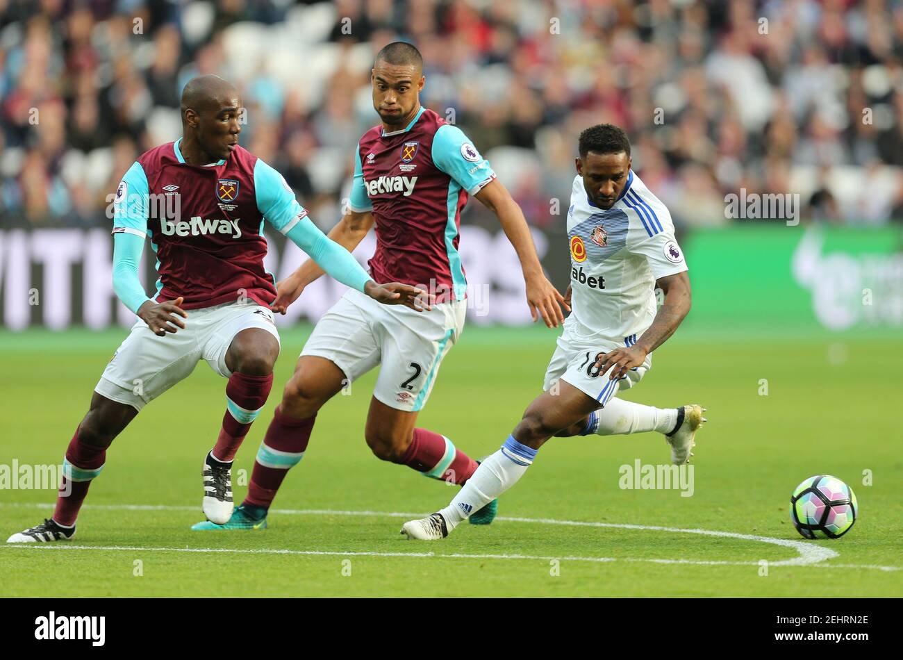 Britain Soccer Football - West Ham United v Sunderland - Premier League - London Stadium - 22/10/16 Sunderland's Jermain Defoe in action with West Ham United's Winston Reid and Angelo Ogbonna  Reuters / Paul Hackett Livepic EDITORIAL USE ONLY. No use with unauthorized audio, video, data, fixture lists, club/league logos or 'live' services. Online in-match use limited to 45 images, no video emulation. No use in betting, games or single club/league/player publications.  Please contact your account representative for further details. Stock Photo