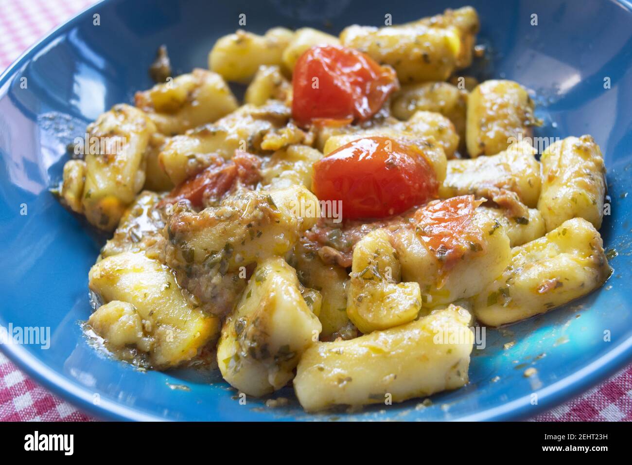 potatoes gnocchi with pesto sauce and  cherry tomatoes Stock Photo