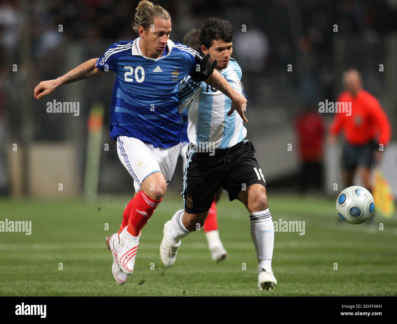 Football - France v Argentina - International Friendly - Stade Velodrome,  Marseille, France - 11/2/09 France's Philippe Mexes in action against  Argentina's Sergio Aguero (R) Mandatory Credit: Action Images / Andrew  Couldridge Stock Photo - Alamy