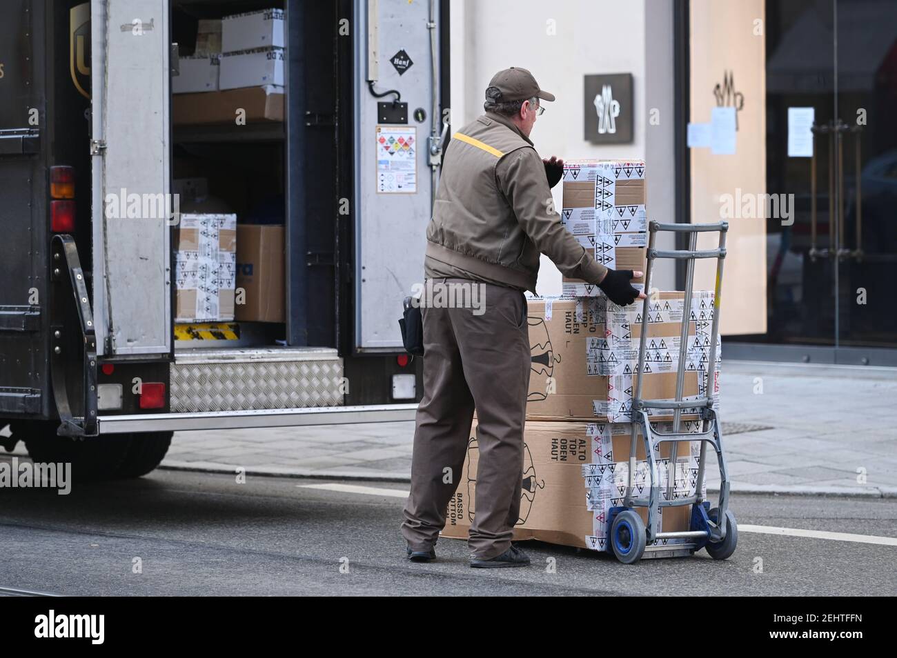 UPS parcel deliverer at work, parcel delivery service, United Parcel in  downtown Munich. Service, parcel, packages, parcel service, deliver,  deliver, unload, dispatch, transporter, hand truck. | usage worldwide Stock  Photo - Alamy