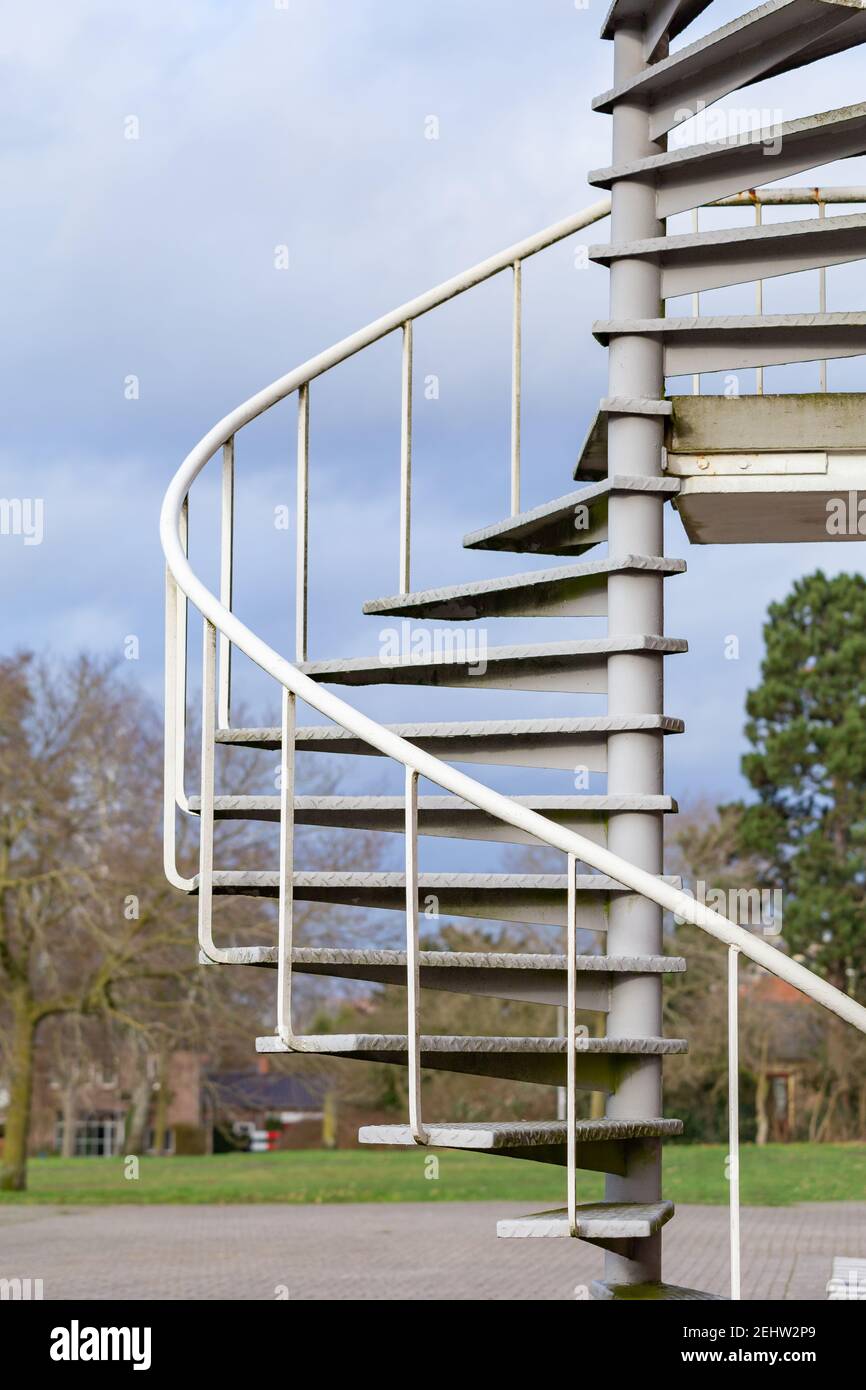 https://c8.alamy.com/comp/2EHW2P9/spiral-staircase-with-metal-railing-outside-a-building-2EHW2P9.jpg