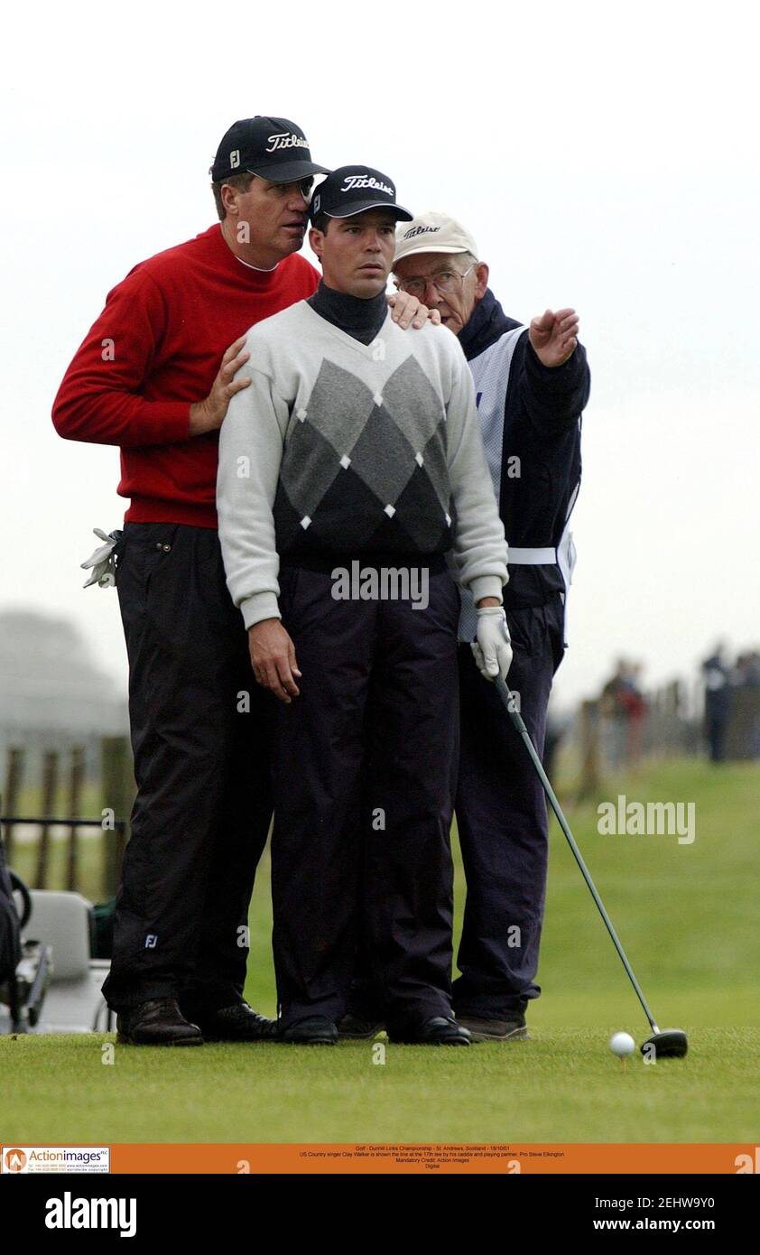 Mona Lisa twee weken Sandalen Golf - Dunhill Links Championship - St. Andrews, Scotland - 18/10/01 US  Country singer Clay Walker is shown the line at the 17th tee by his caddie  and playing partner, Pro Steve