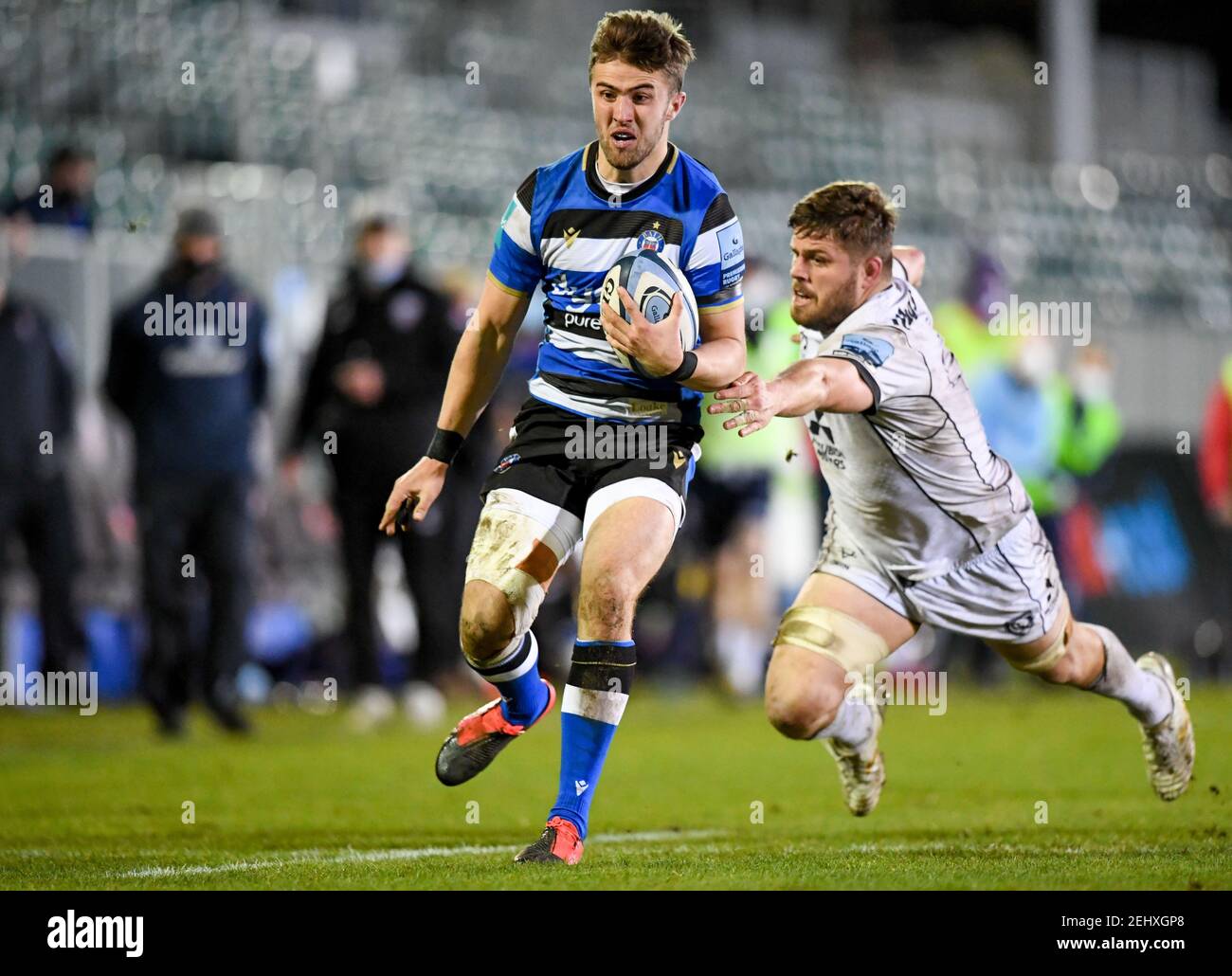 Recreation Ground, Bath, Somerset, UK. 19th Feb, 2021. English Premiership Rugby, Bath versus Gloucester; Tom de Glanville of Bath evades the tackle from Ed Slater of Gloucester Credit: Action Plus Sports/Alamy Live News Stock Photo