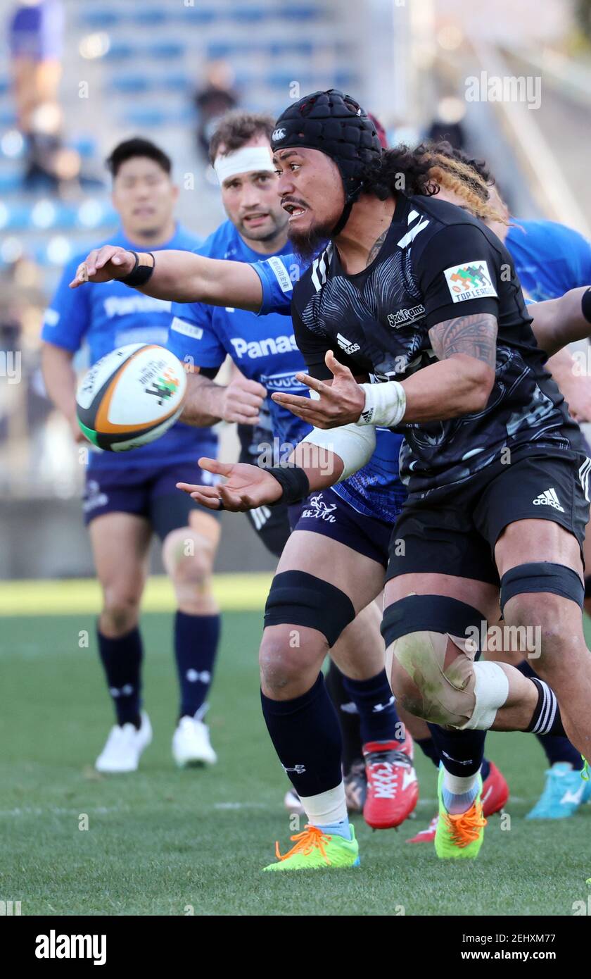 Tokyo, Japan. 20th Feb, 2021. Ricoh Black rams No.8 Talau Fakatava passes the ball at an opening game of Japan Rugby Top League 2021 tournament at the Prince Chichibu rugby stadium in Tokyo on Saturday, February 20, 2021. Panasonic Wild Knights defeated Ricoh Black Rams 55-14. Credit: Yoshio Tsunoda/AFLO/Alamy Live News Stock Photo