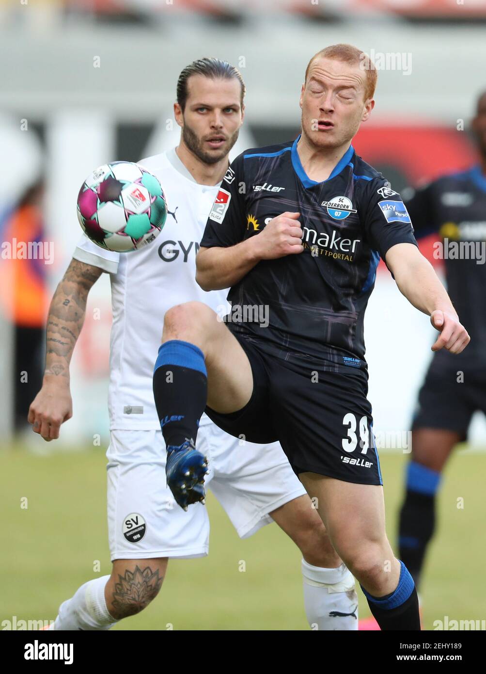Paderborn, Germany. 20th Feb, 2021. Football: 2. Bundesliga, SC Paderborn 07 - SV Sandhausen, Matchday 22 at Benteler-Arena. Paderborn's Sebastian Vasiliadis (r) fights for the ball with Dennis Diekmeier (l) from Sandhausen. Credit: Friso Gentsch/dpa - IMPORTANT NOTE: In accordance with the regulations of the DFL Deutsche Fußball Liga and/or the DFB Deutscher Fußball-Bund, it is prohibited to use or have used photographs taken in the stadium and/or of the match in the form of sequence pictures and/or video-like photo series./dpa/Alamy Live News Stock Photo