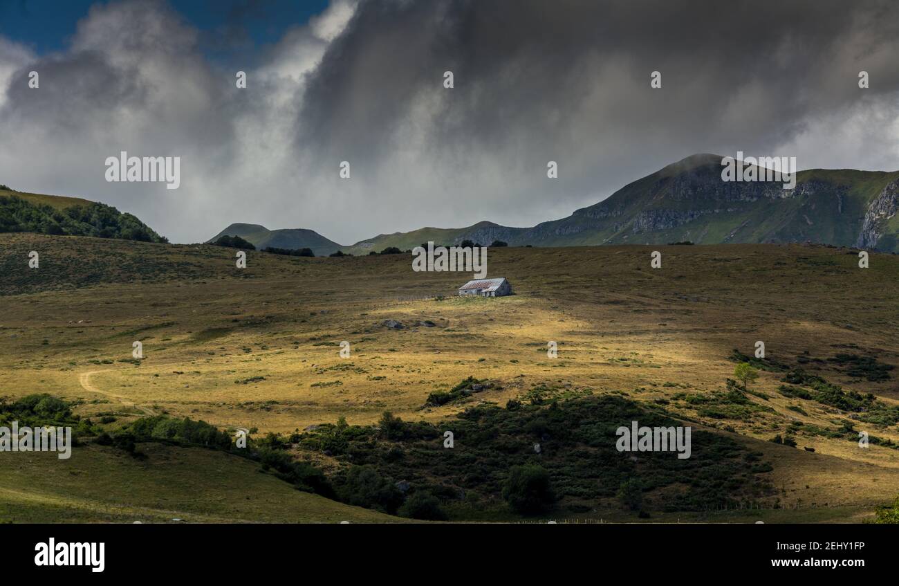 Gorgeous landscape in the Auvergne Volcanoes Natural Park, Auvergne ...