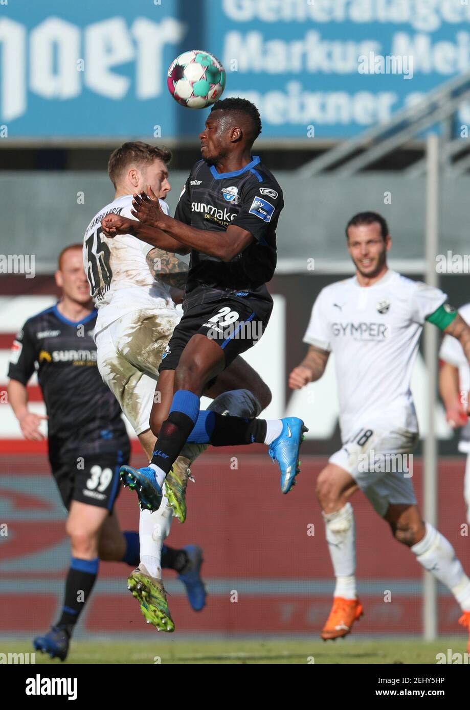 20 February 2021, North Rhine-Westphalia, Paderborn: Football: 2. Bundesliga, SC Paderborn 07 - SV Sandhausen, Matchday 22 at Benteler-Arena. Paderborn's Jamilu Collins (r) battles for the ball with Sandhausen's Alexander Esswein (l). Photo: Friso Gentsch/dpa - IMPORTANT NOTE: In accordance with the regulations of the DFL Deutsche Fußball Liga and/or the DFB Deutscher Fußball-Bund, it is prohibited to use or have used photographs taken in the stadium and/or of the match in the form of sequence pictures and/or video-like photo series. Stock Photo