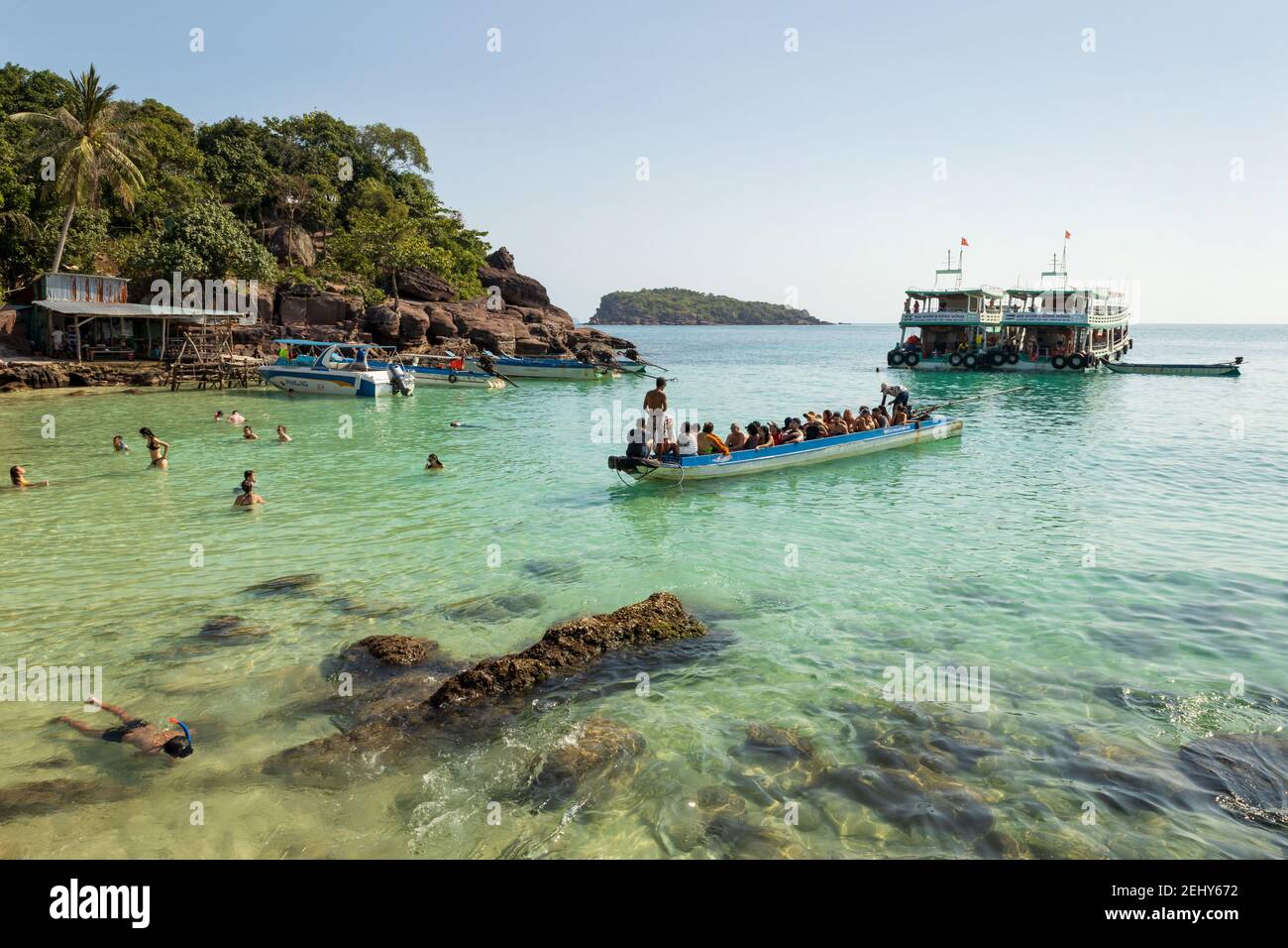 Tourists arriving by boat to the Fingernail island (vietnamese: Hon Mong Tay), An Thoi archipelago, Vi Stock Photo