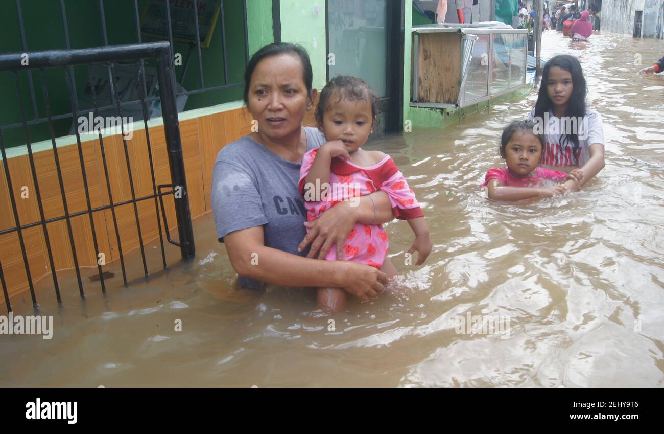 Jakarta, Banten, indonesia. 20th Feb, 2021. Rescue team units evacuate flood victims who live in the residential area of 'Ciledug Indah 2, Ciledug, Tangerang Credit: Denny Pohan/ZUMA Wire/Alamy Live News Stock Photo