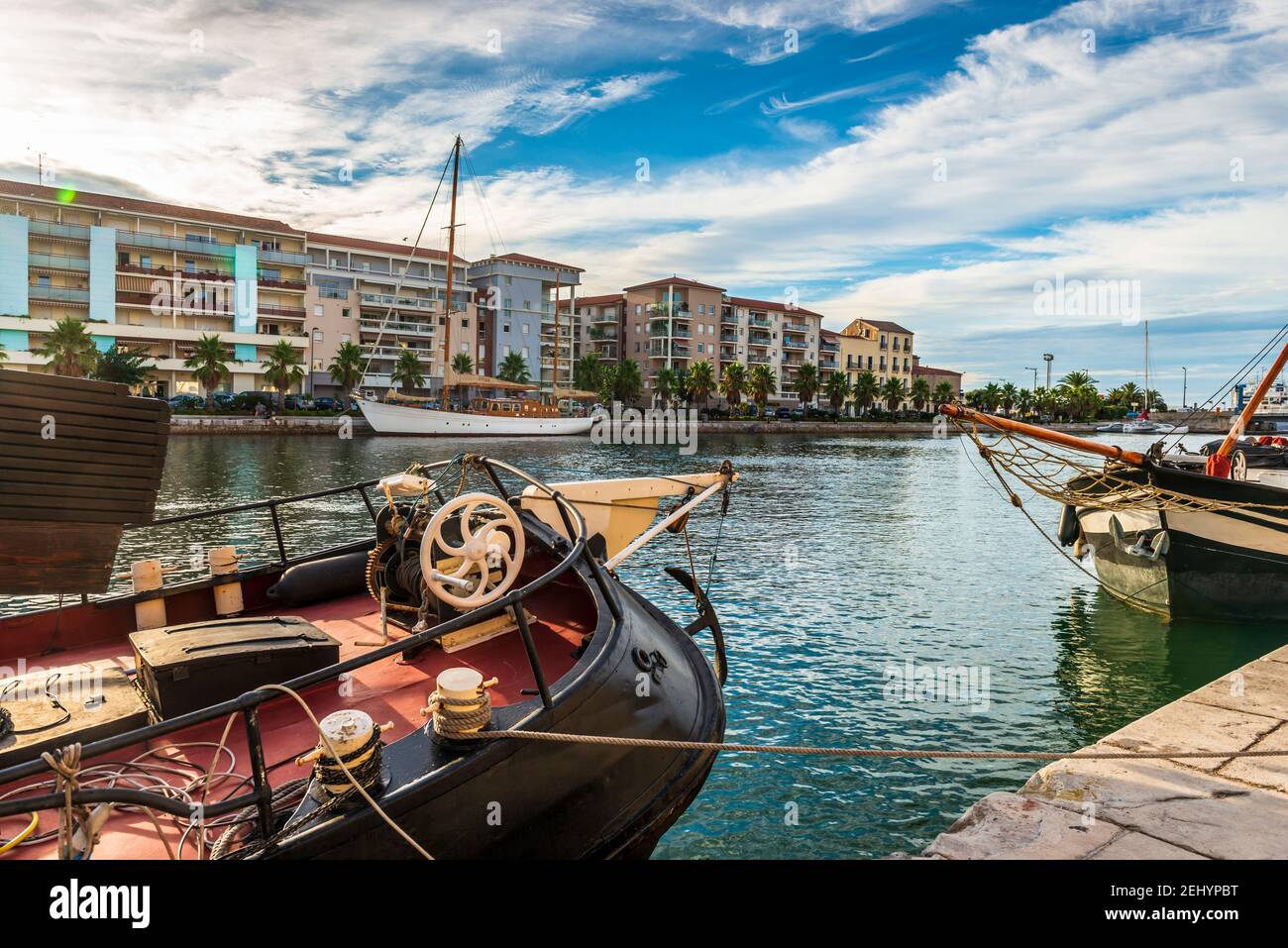 Canal De Rio De Cesse Do La No Departamento De Herault Do Francês Foto de  Stock - Imagem de parque, vila: 71790480