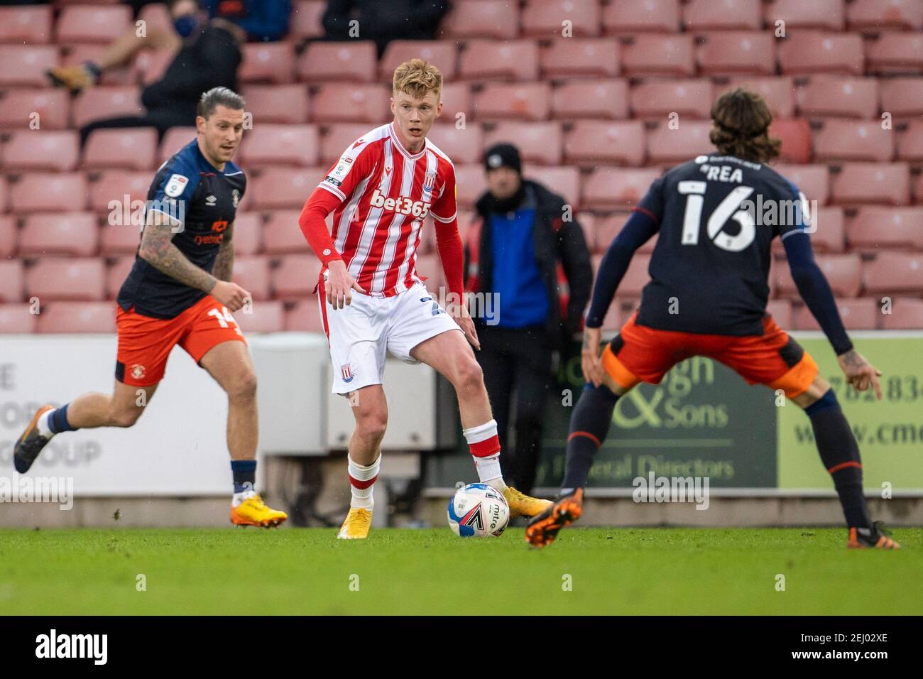 Anonym Blive ved Teenager 20th February 2021; Bet365 Stadium, Stoke, Staffordshire, England; English  Football League Championship Football, Stoke City versus Luton Town; Sam  Clucas of Stoke City looks to cross the ball Stock Photo - Alamy