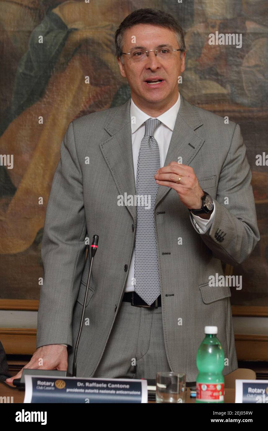 April 14, 2005. Italy: The magistrate Raffaele Cantone at the meeting of  the Rotary Club speaks about mafia and corruption in Cassino Stock Photo -  Alamy