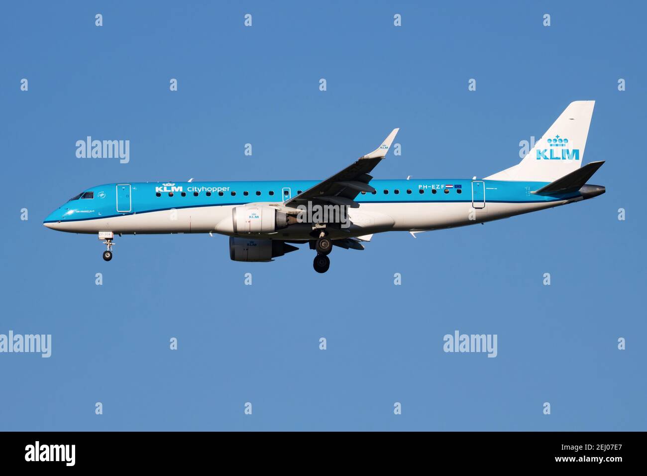 Embraer 190 dutch airlines klm hi-res stock photography and images