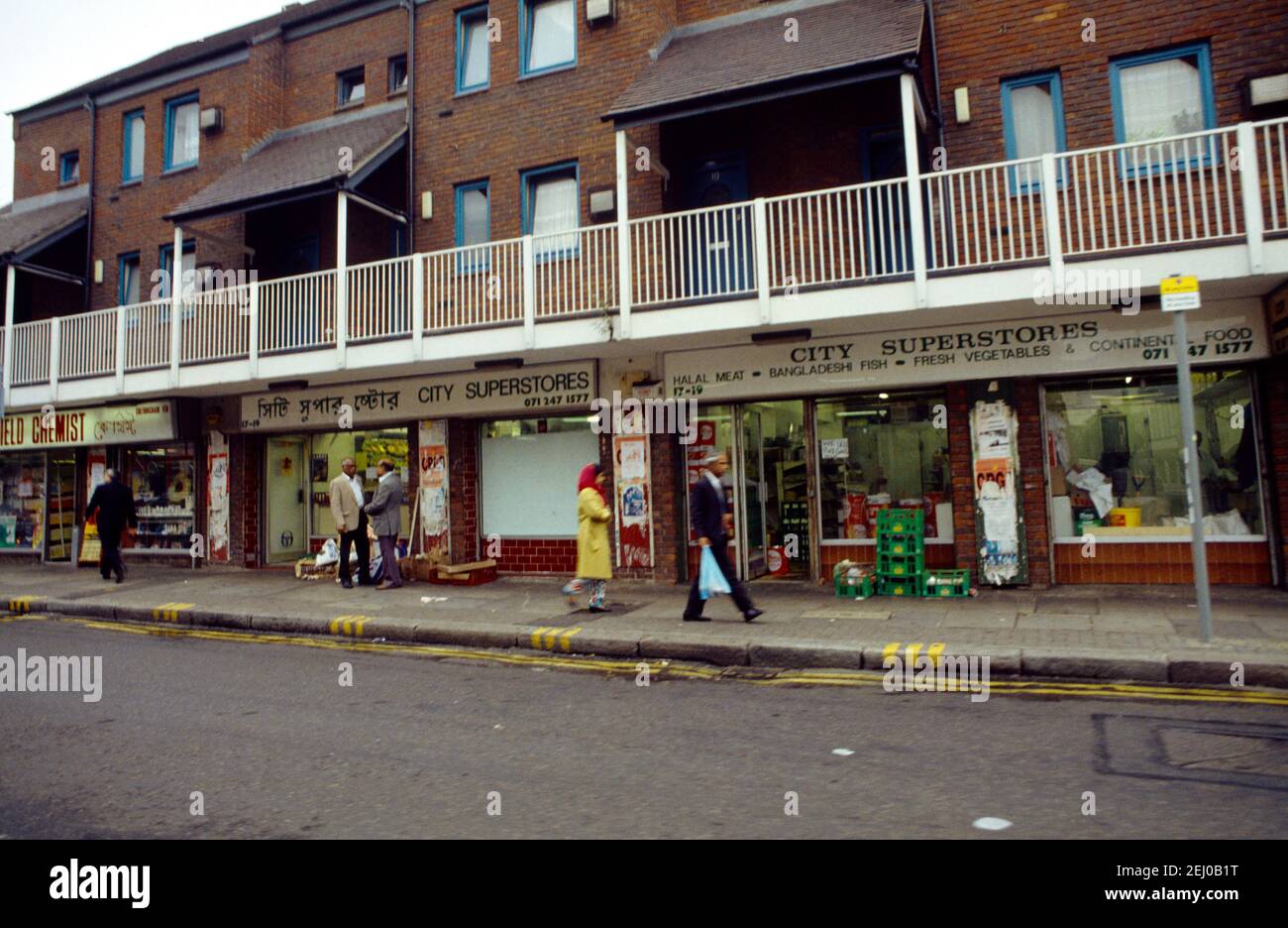 Flats Above Shops High Resolution Stock Photography and Images Alamy