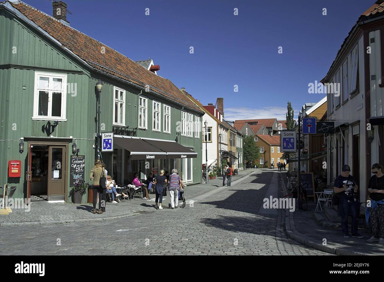 Trondheim, Norway, Norwegen; A small street in the old town. Eine kleine Straße in der Altstadt. Una pequeña calle del casco antiguo. Mała uliczka Stock Photo