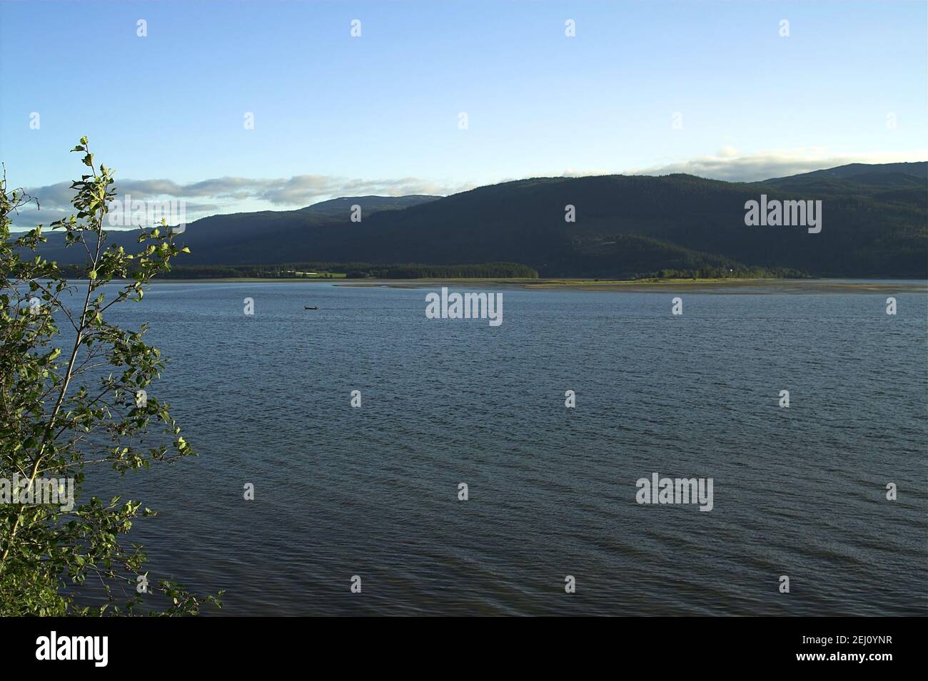 Norway, Norwegen; Lakes and hills surrounded by greenery - a typical summer landscape of central Norway. Eine typische Landschaft Mittelnorwegens. Stock Photo