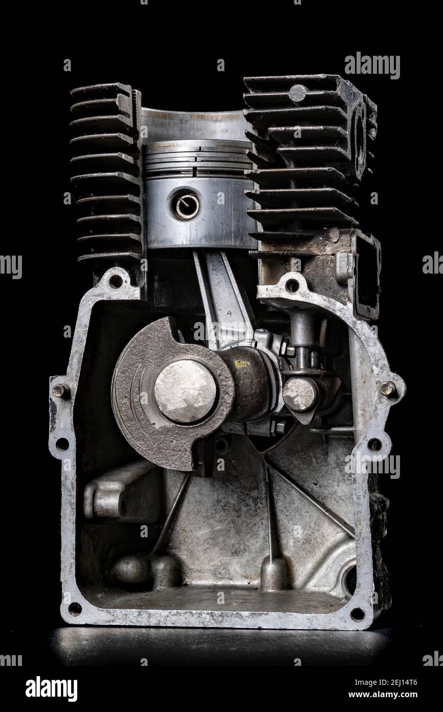 Internal combustion engine in cross section. View of the piston and