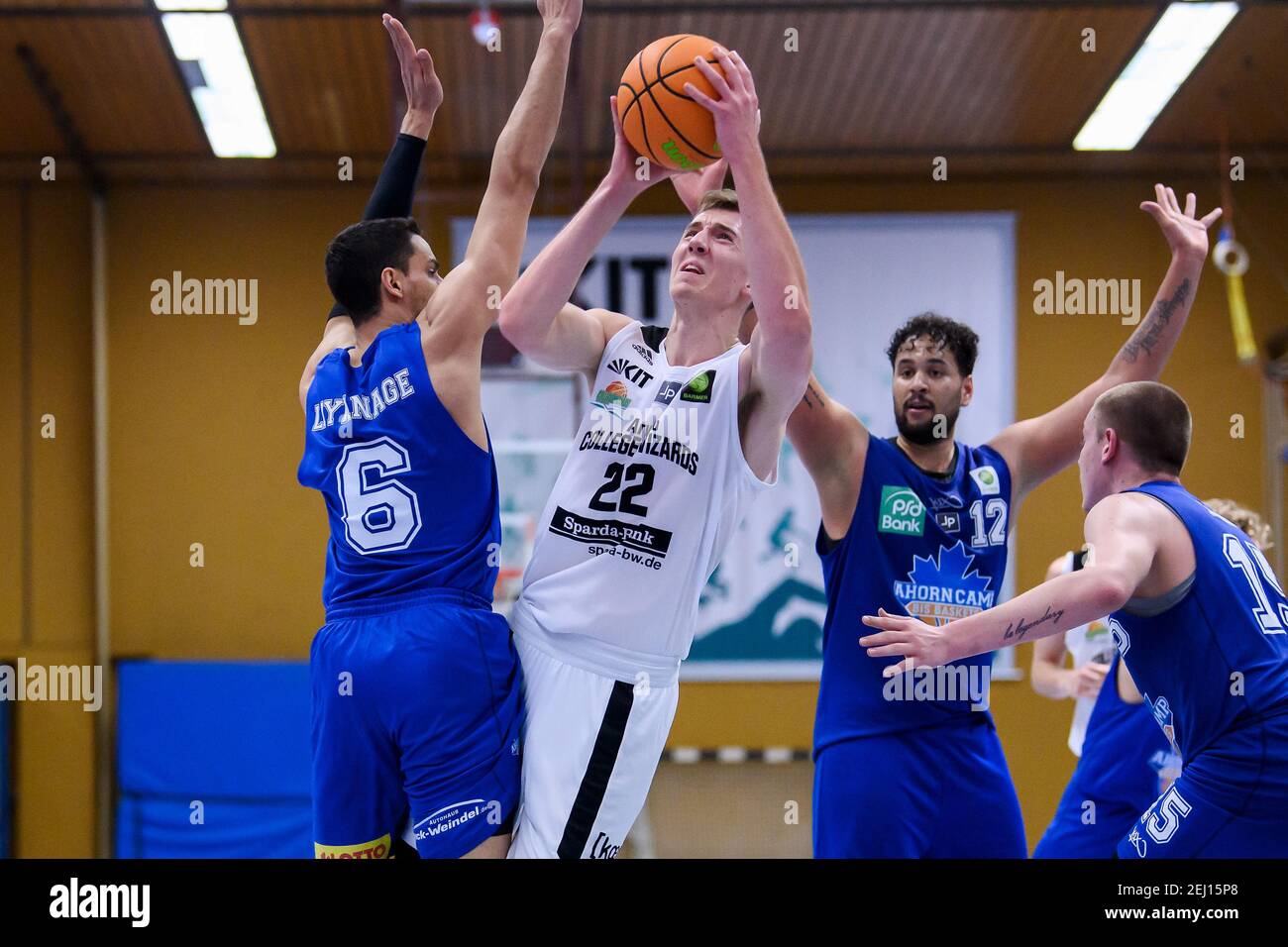 Marc Liyanage (Speyer) in duels with Eyke Prahst (Wizards), Darian Cardenas  Ruda and Bertram Lind (Speyer) (from left). GES/Basketball/Pro B: KIT  Arvato College Wizards - Baskets Speyer, February 20, 2021 GES/Basketball/German  3rd