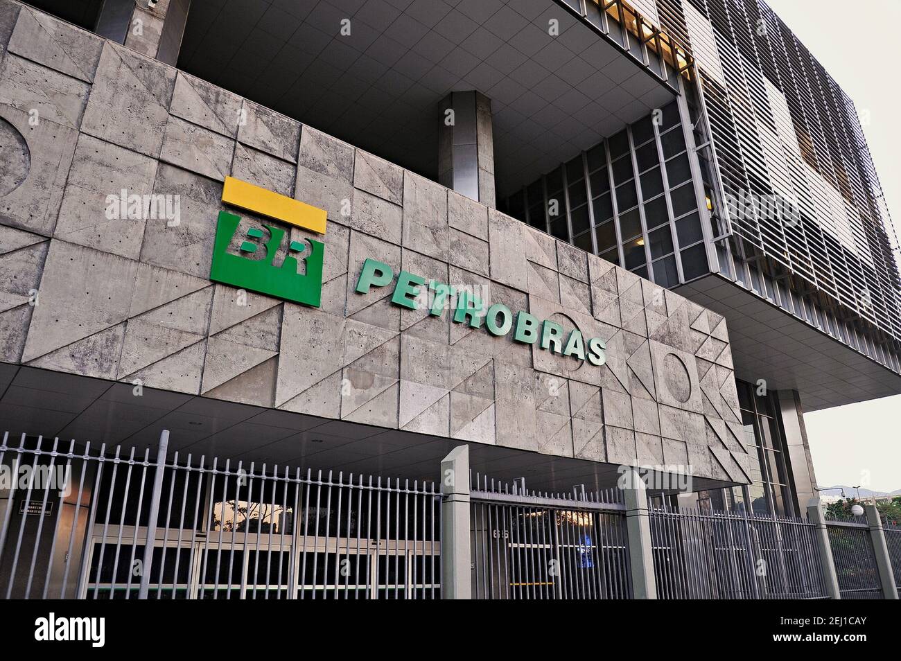 Rio de Janeiro, Rio de Janeiro, Brasil. 20th Feb, 2021. Rio de Janeiro (RJ), 20/02/2021 - PRESIDENTE BOLSONARO COLOCA GENERAL JOAQUIM SILVA E LUNA NA PRESIDENCIA DA PETROBRAS - Fachada da empresa Petrobras no Rio de Janeiro. A mudanca acontece um dia apos a Petrobras anunciar que os valores em suas refinarias da gasolina e do oleo diesel ficariam R$ 0, 23 e R$ 0, 34 mais caros, respectivamente, a partir desta sexta (19), na tarde deste sabado Credit: Saulo Angelo/TheNEWS2/ZUMA Wire/Alamy Live News Stock Photo