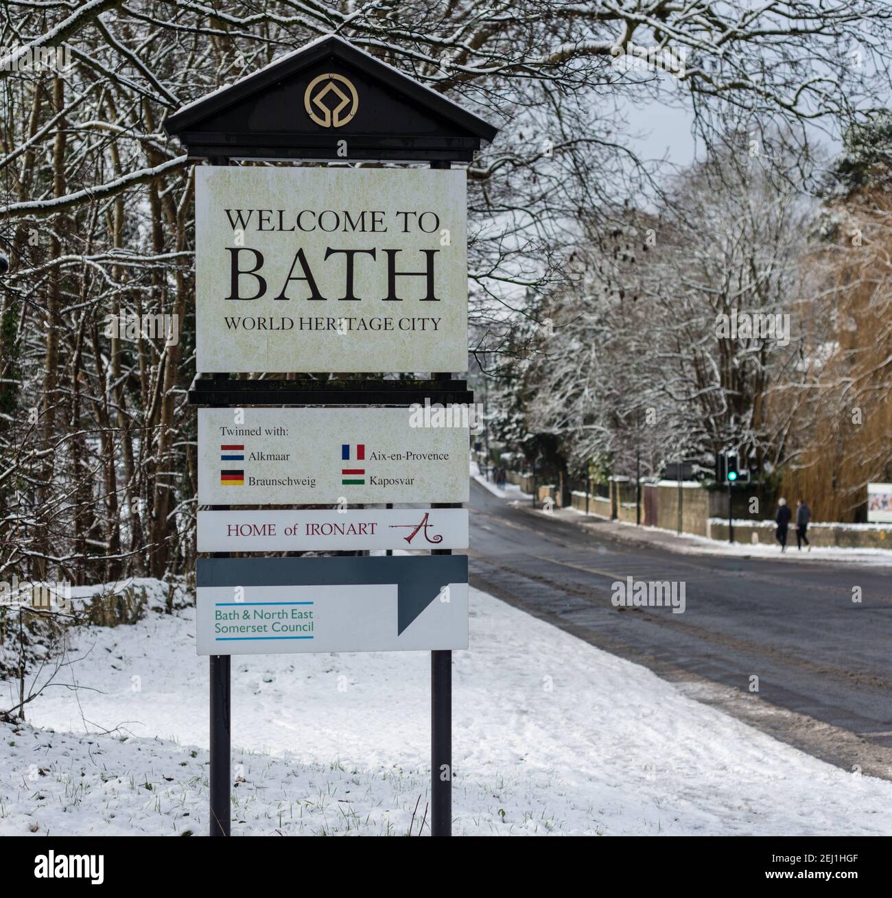 Street sign of Bath says Welcome to Bath, World Heritage City winter mood, on a snowy and sunny afternoon, Jan 24th 2021 Bath, England, United Kingdom Stock Photo