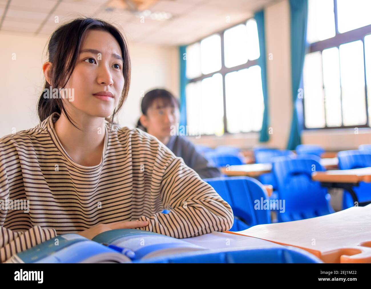 Students sitting desk classroom hi-res stock photography and images - Alamy