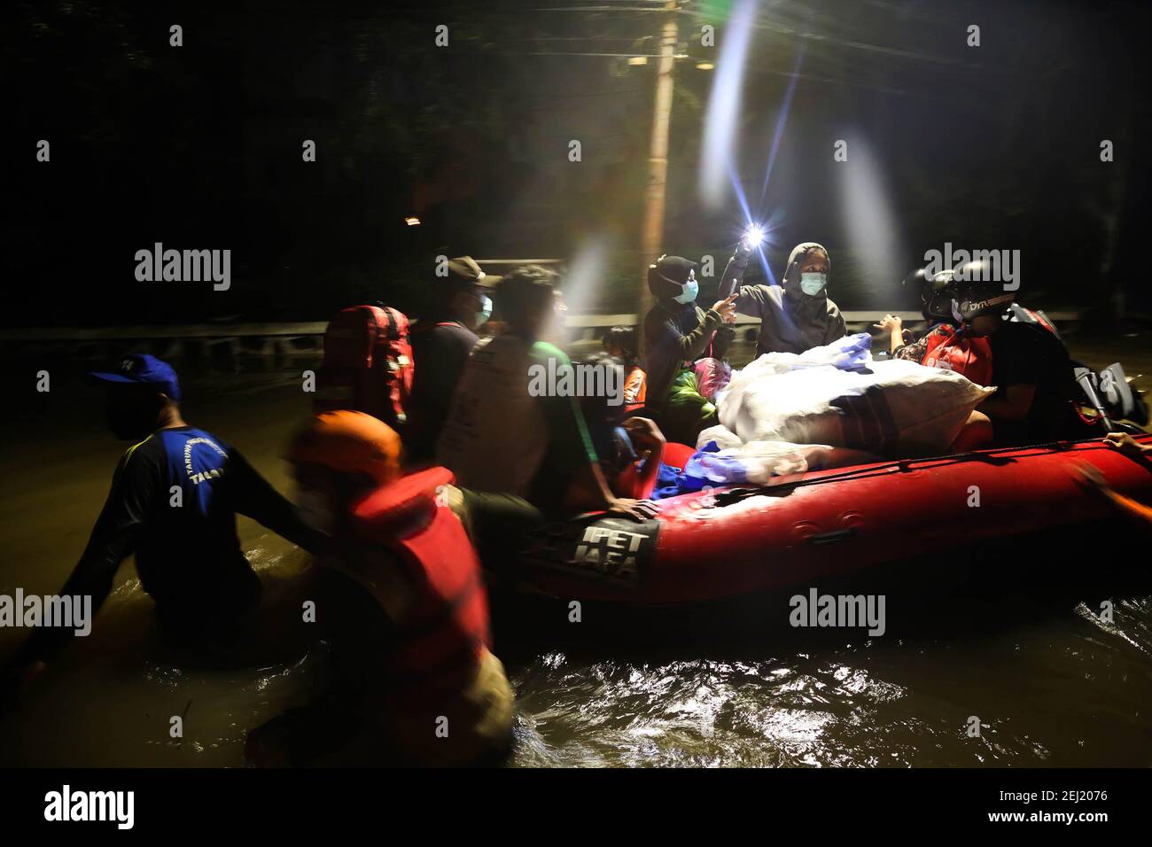 Rescue boats during flood hi-res stock photography and images - Alamy