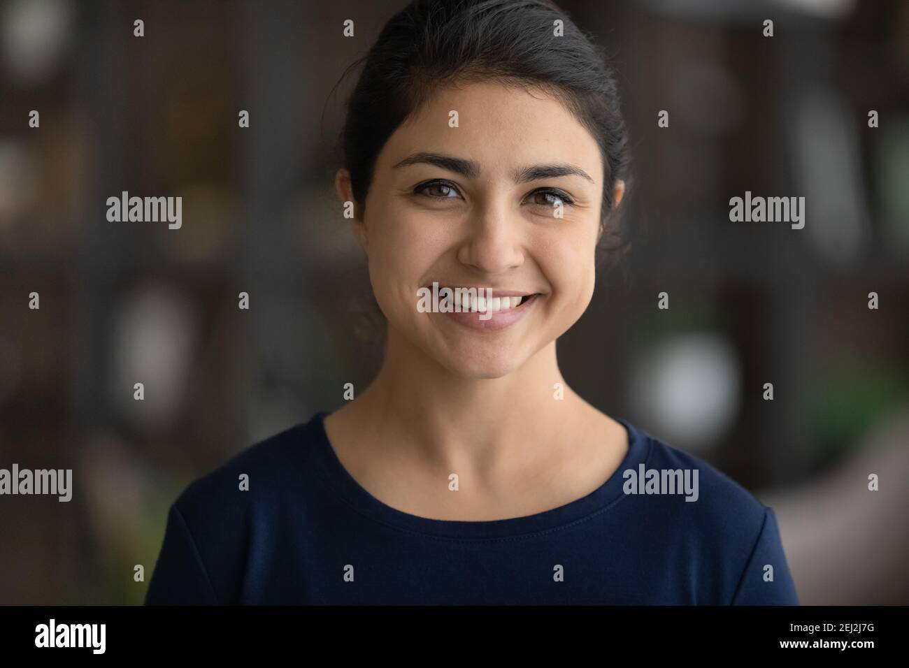 Headshot portrait of smiling young Indian woman posing Stock Photo - Alamy