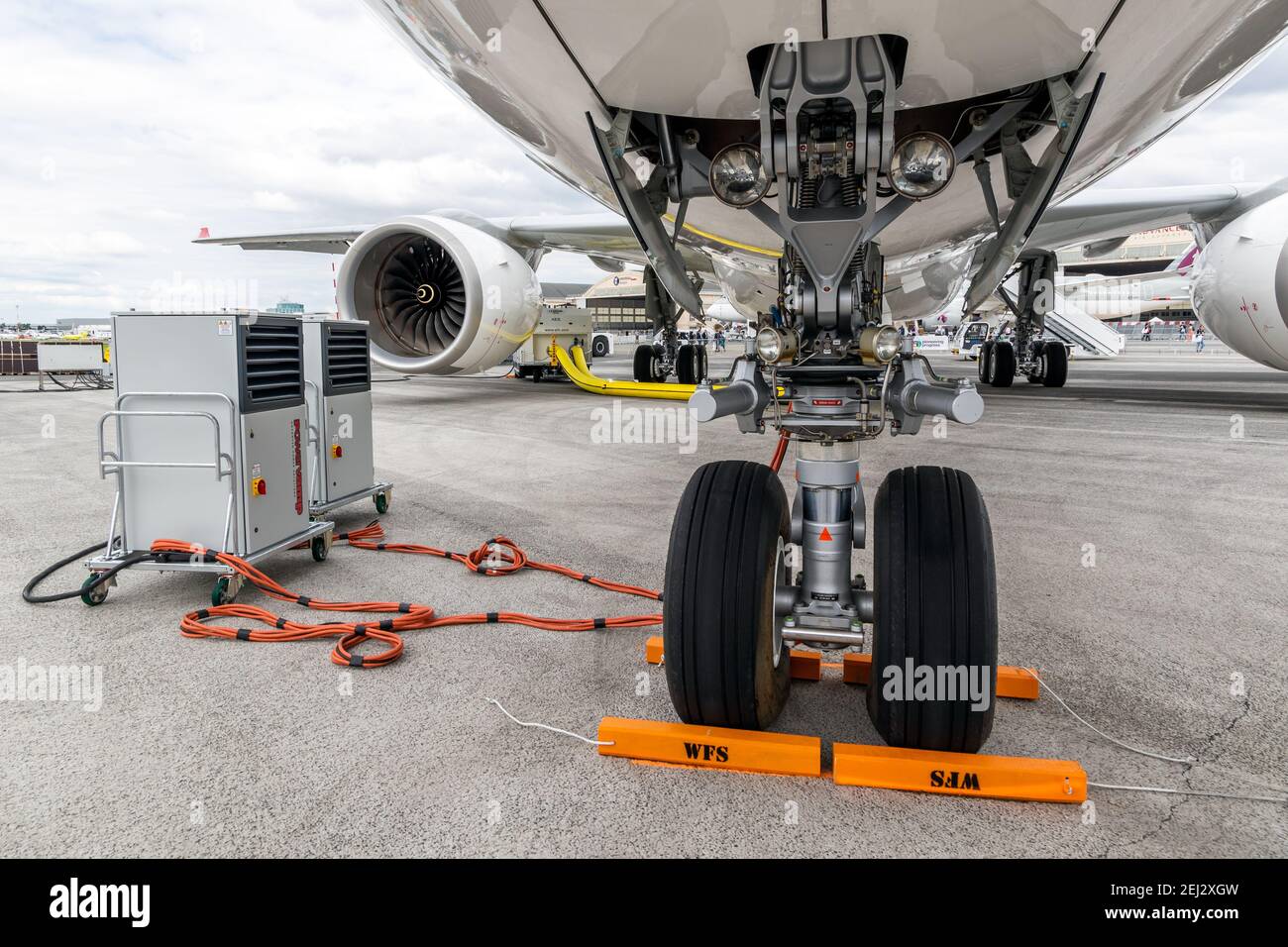 Nose landing gear hires stock photography and images Alamy