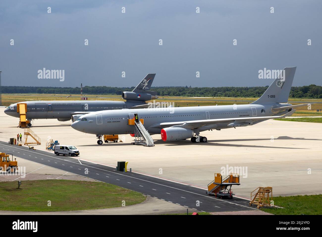 Airbus A330 Mrtt Kc 30a And The Older Kdc 10 Extender Tanker Transport Aircraft Of The Royal 2595